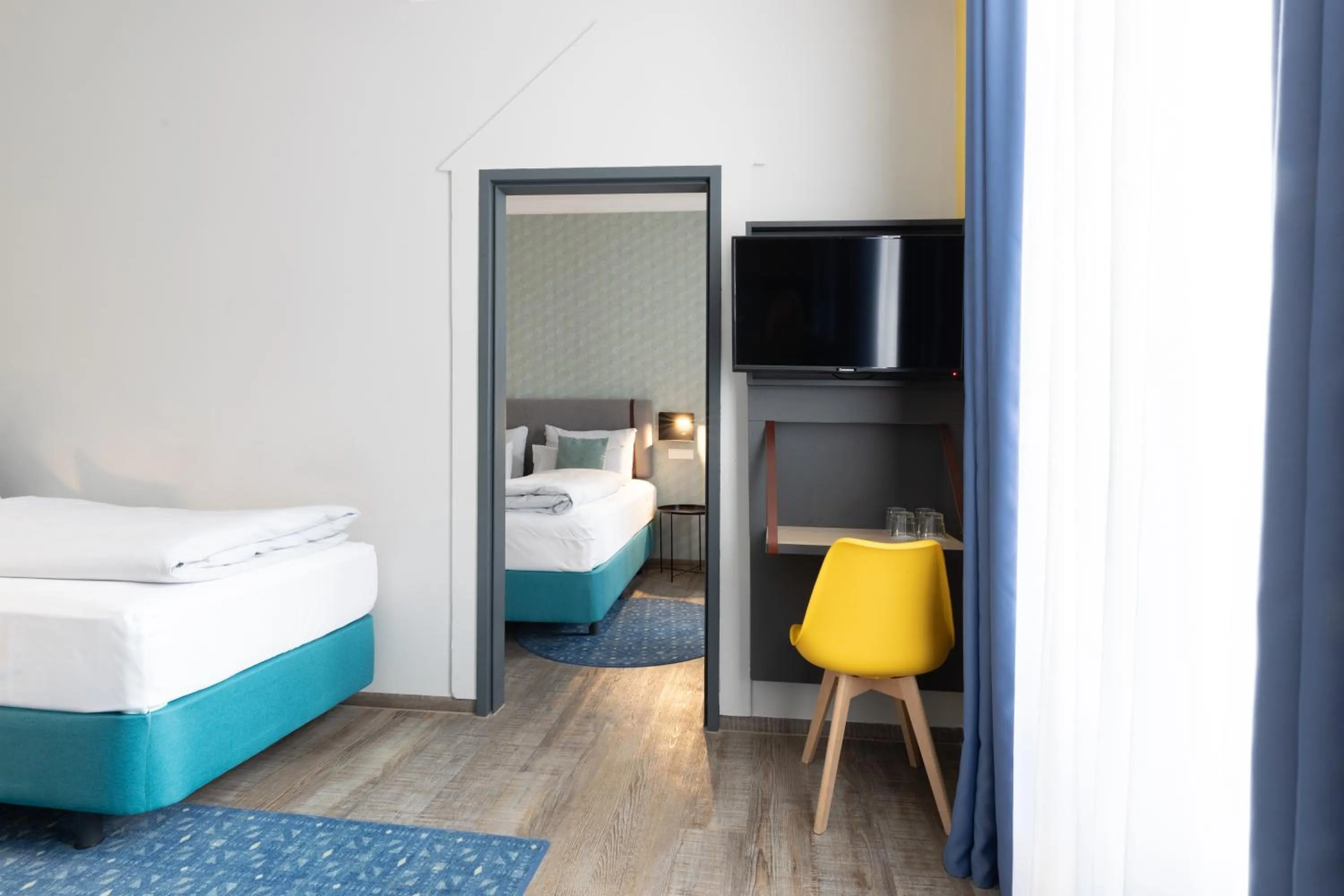 TV and multimedia, Bed in Garner Hotel Vienna by IHG