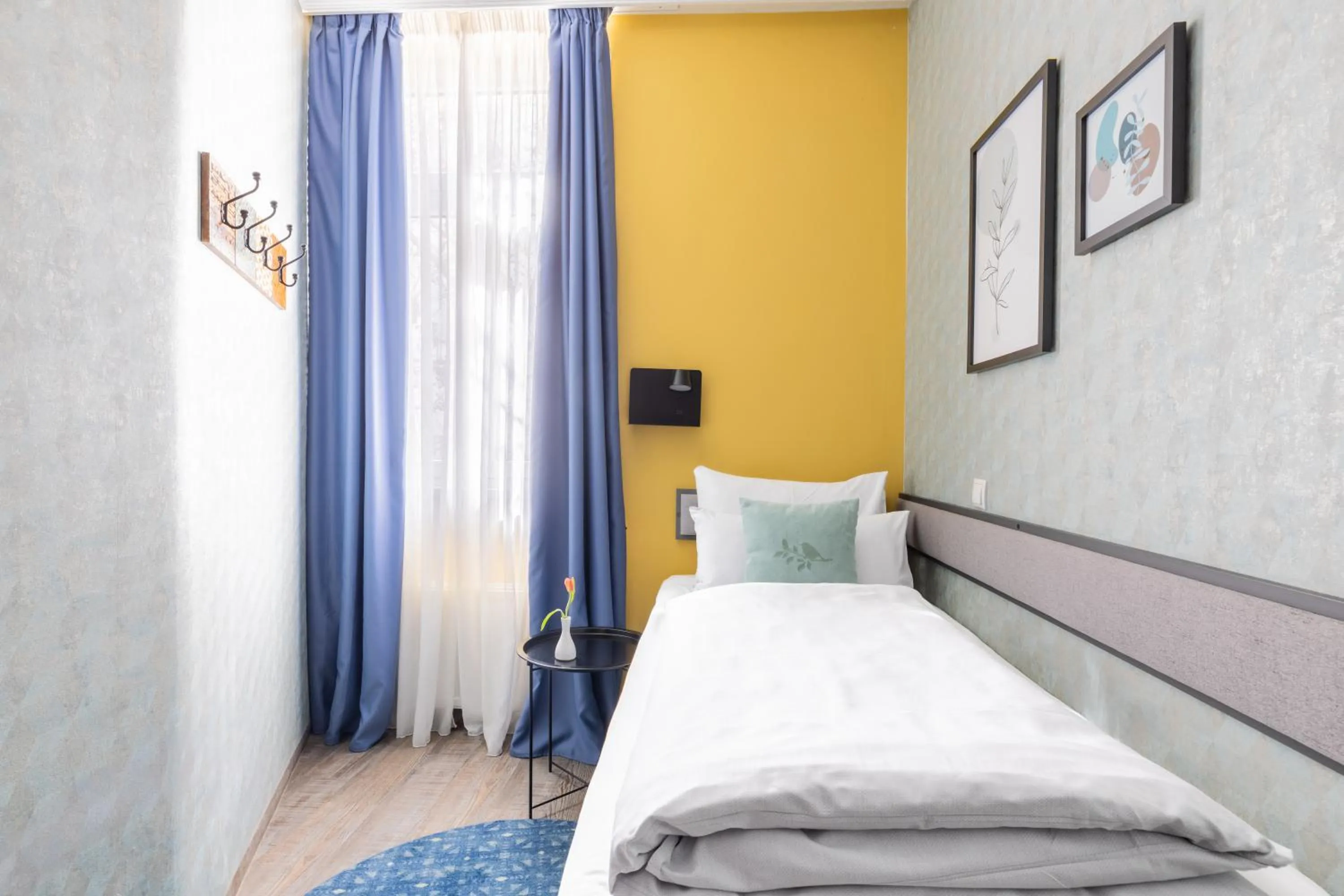 Photo of the whole room, Bed in Yggotel Mejse