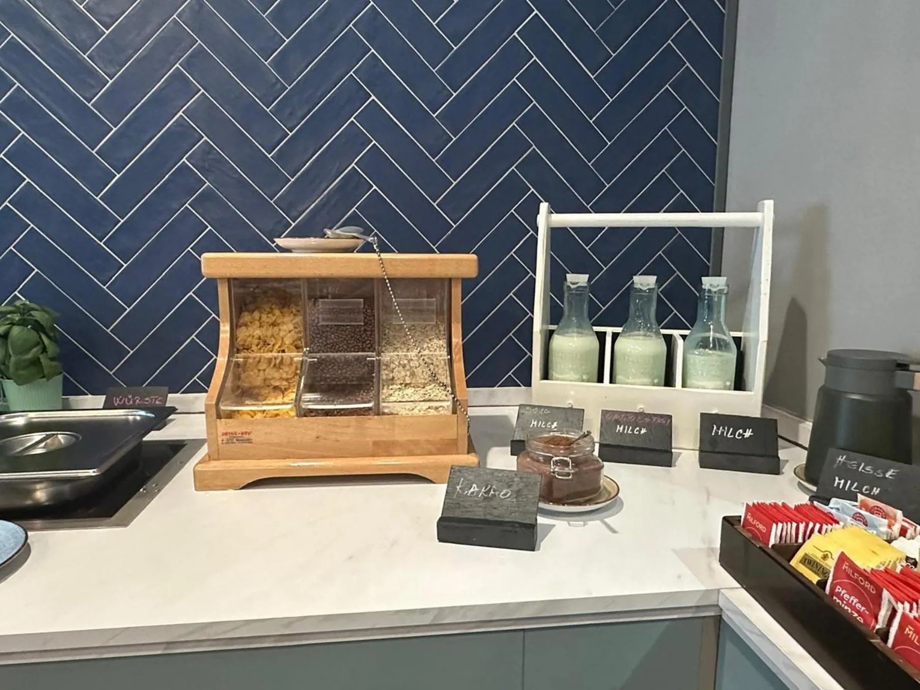 Restaurant/places to eat in Garner Hotel Vienna by IHG