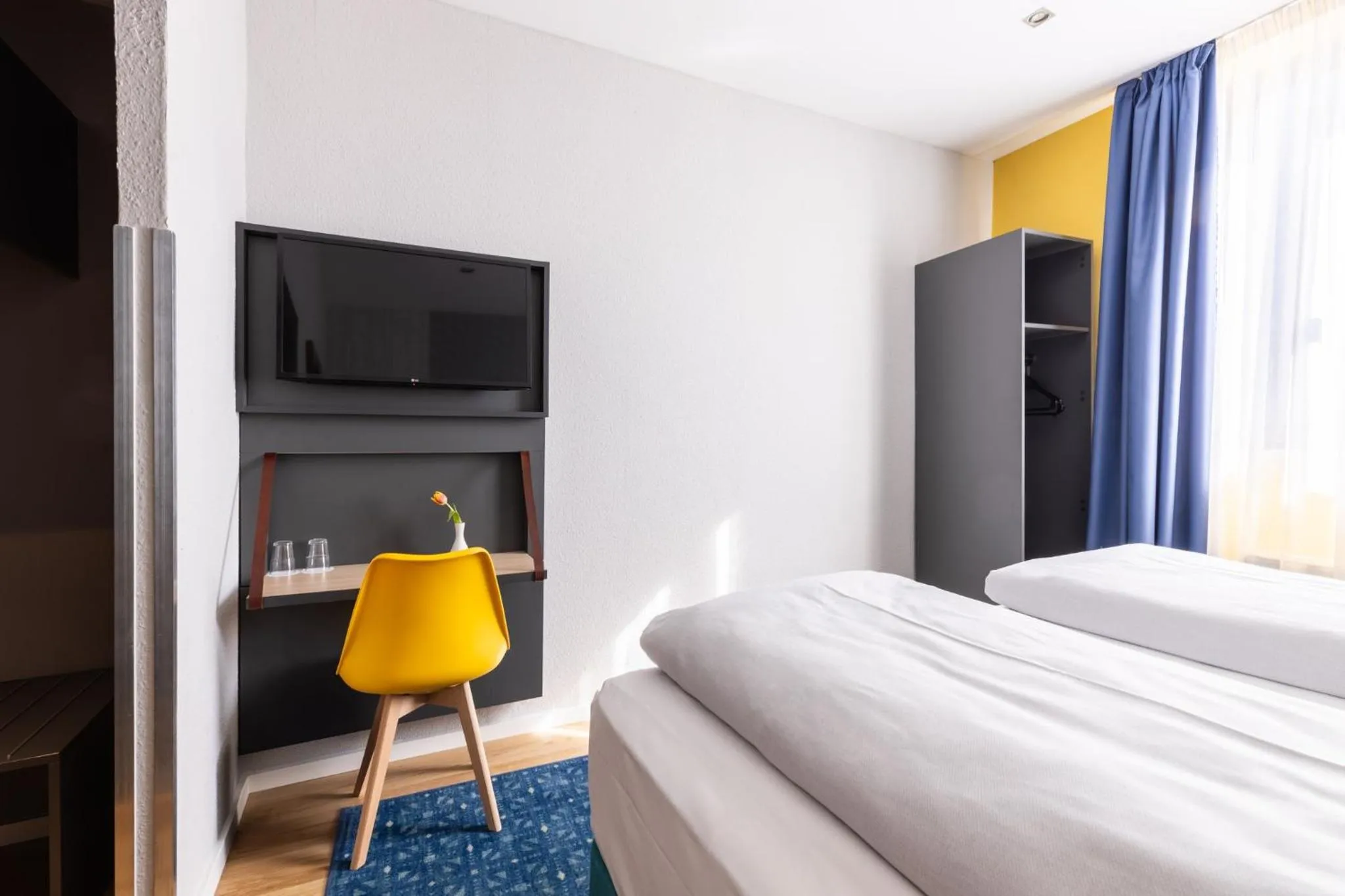 Photo of the whole room, Bed in Garner Hotel Vienna by IHG