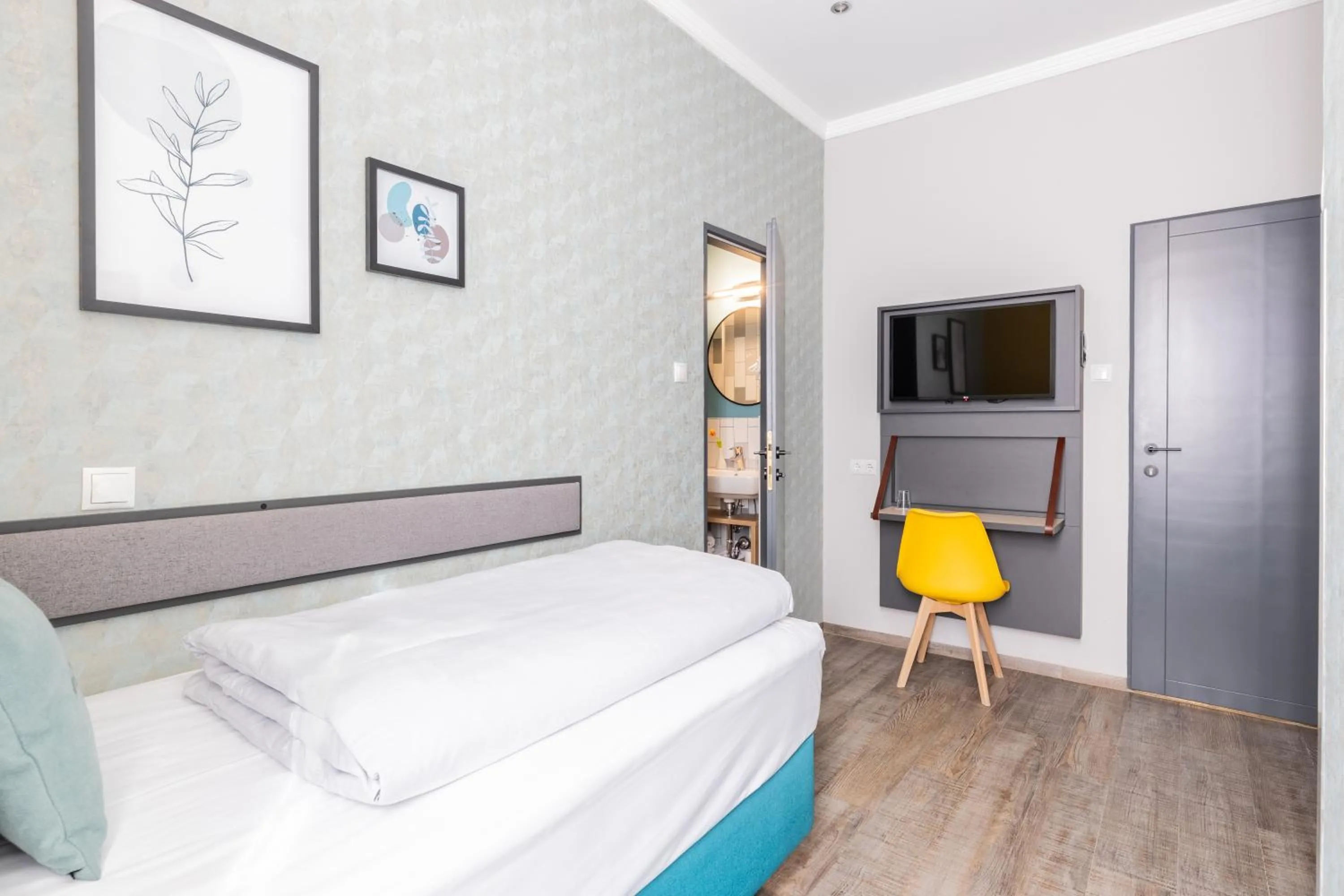 TV and multimedia, Bed in Garner Hotel Vienna by IHG