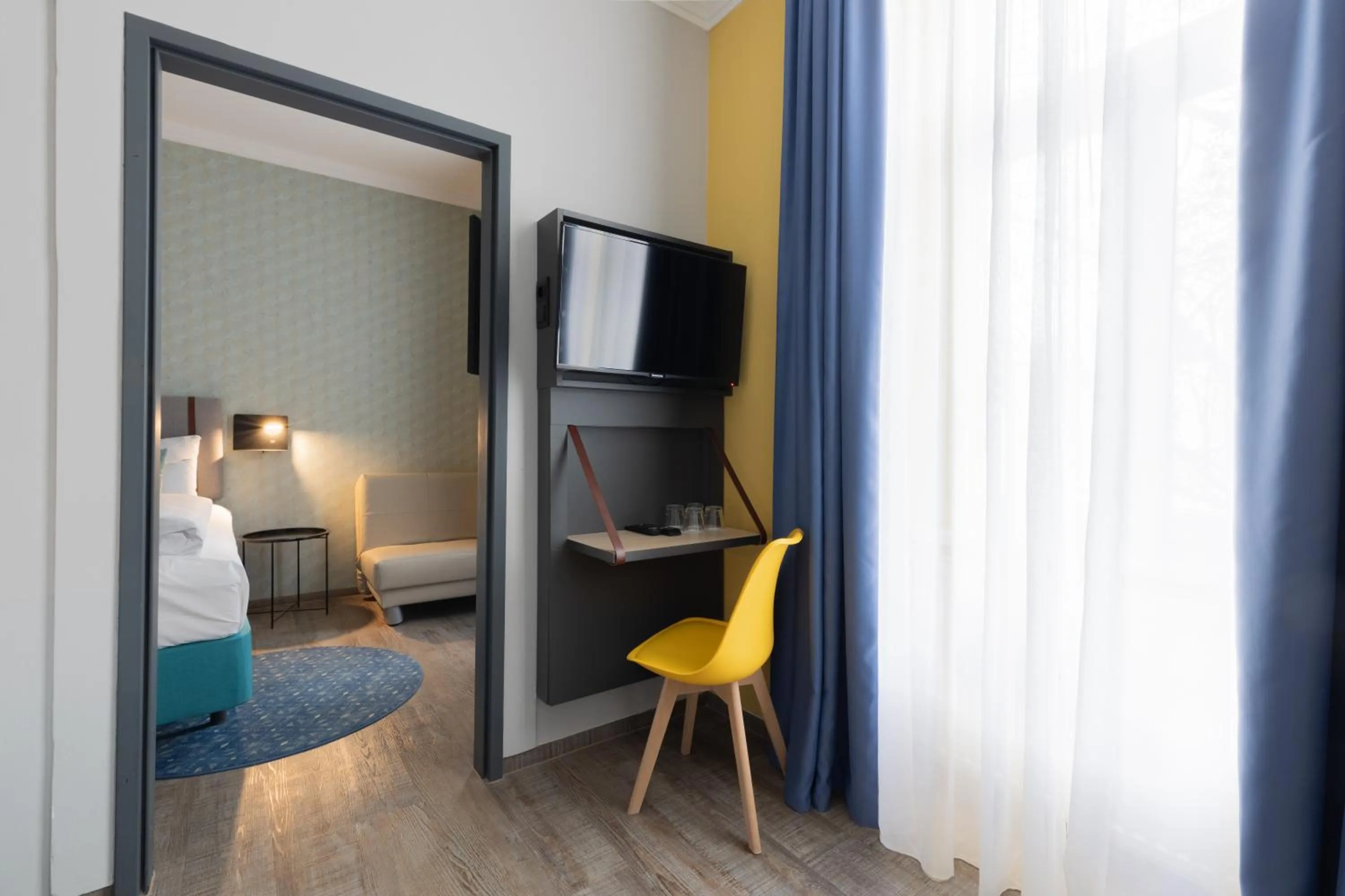 TV and multimedia, Bed in Garner Hotel Vienna by IHG