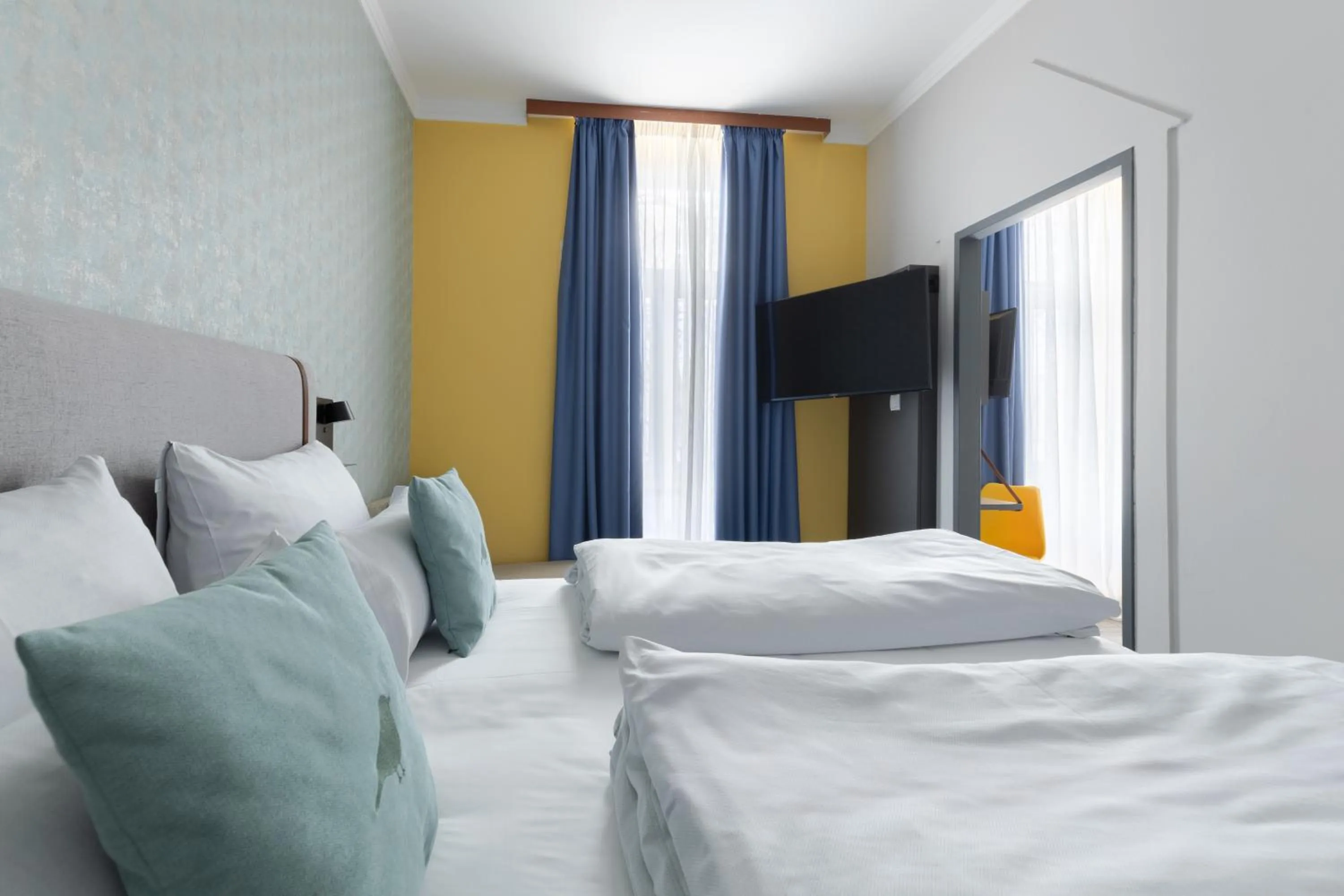 Bed in Garner Hotel Vienna by IHG