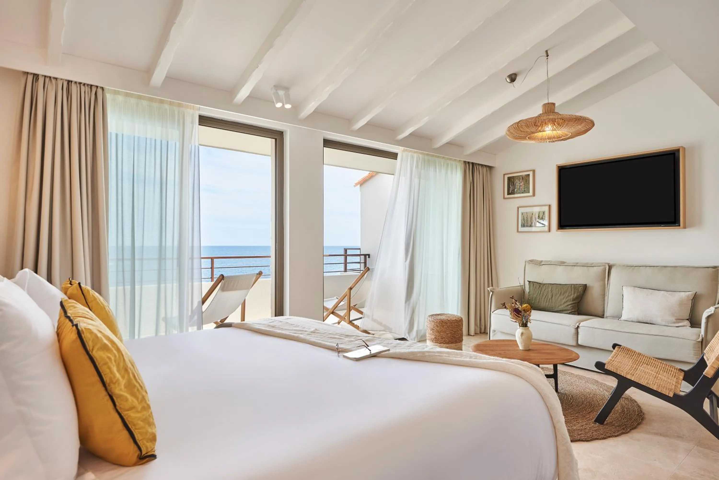 Natural landscape, Bed in Les Roches Brunes