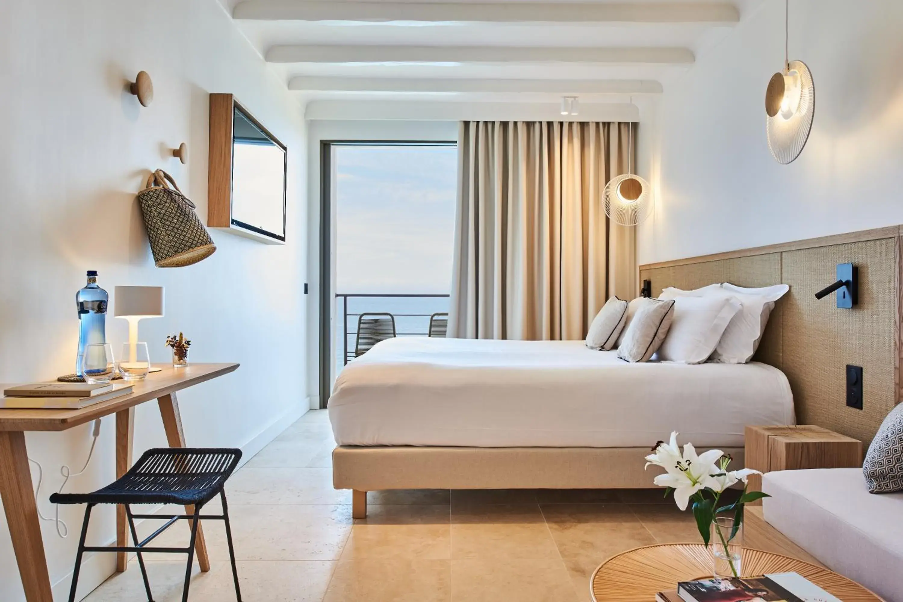 82 ft² Large Double Room with Balcony - Sea View in Les Roches Brunes 82 ft² Large Double Room with Balcony - Sea View in Les Roches Brunes