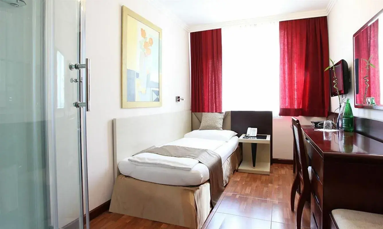 Single Room in Hotel Attaché l contactless check-in Single Room in Hotel Attaché l contactless check-in