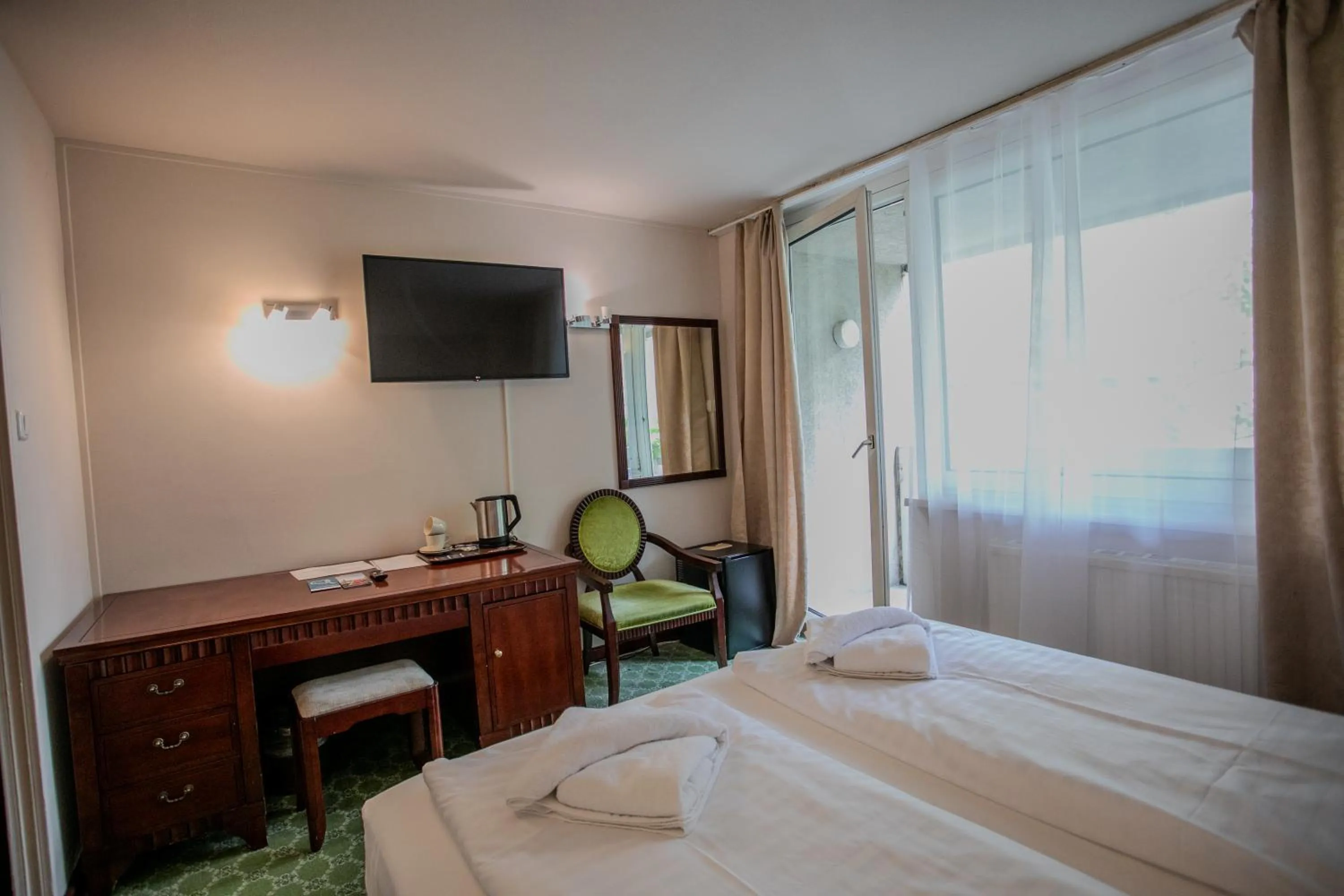 Bed in Hotel Attaché l contactless check-in