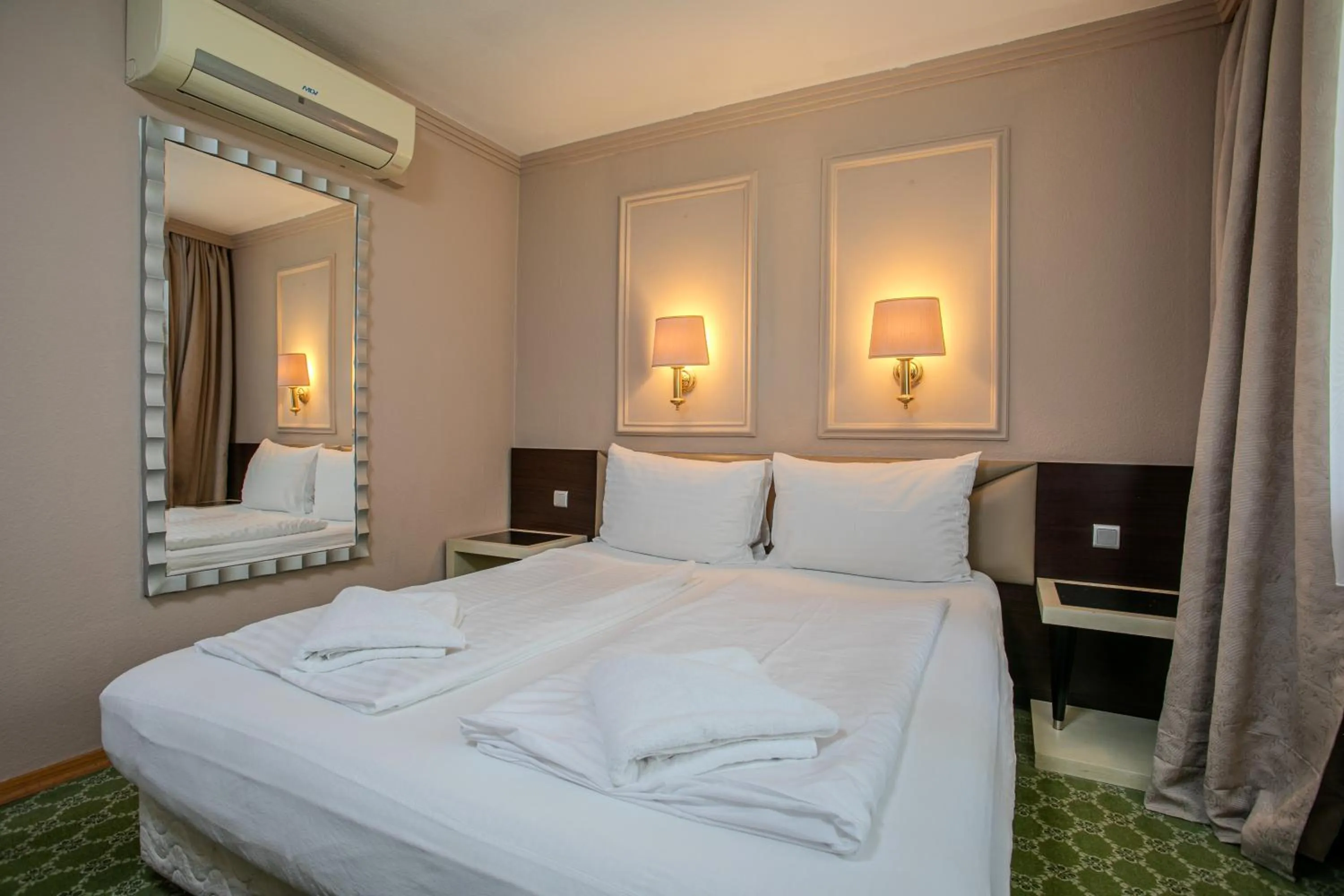 Bed in Hotel Attaché l contactless check-in