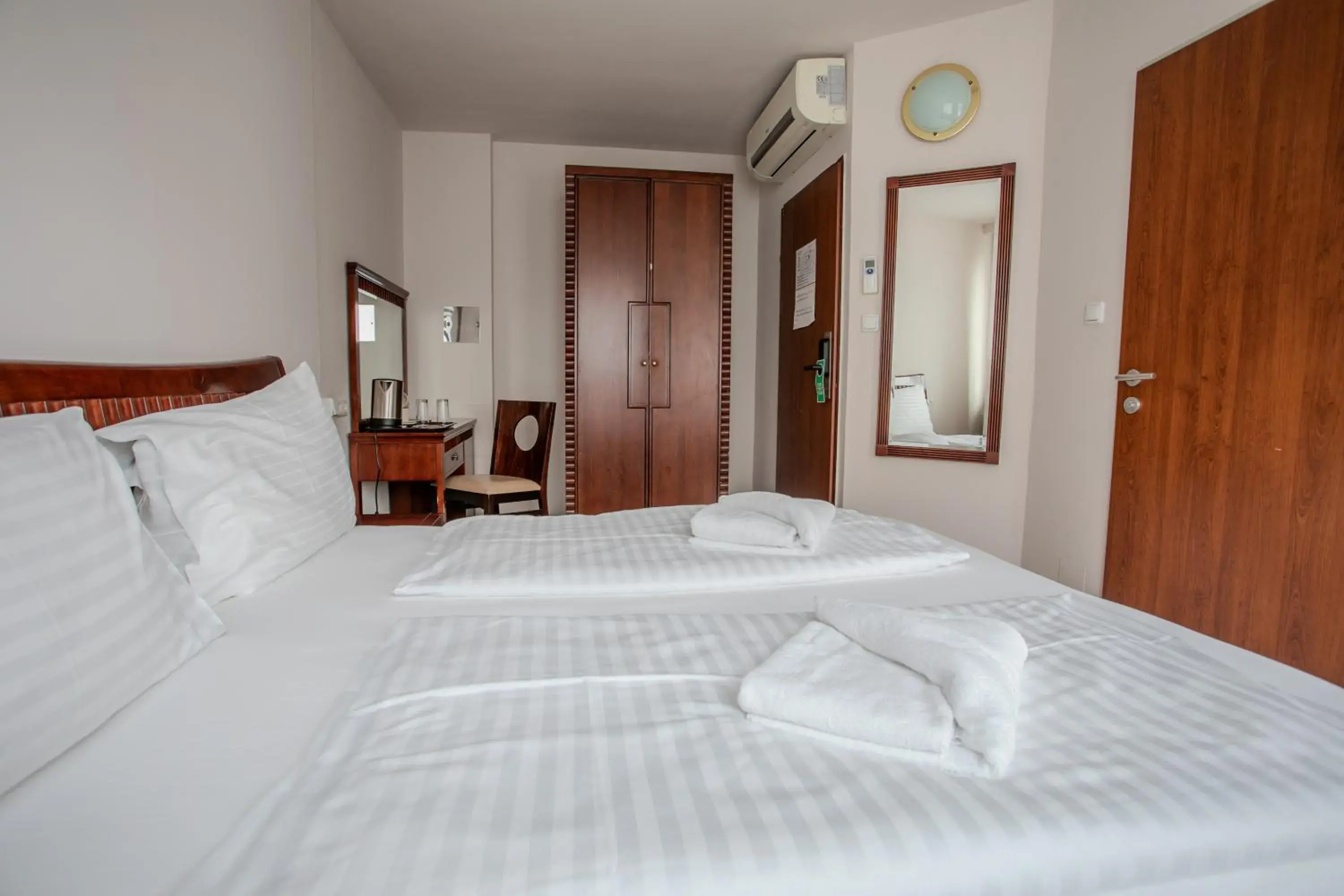 Small Double Room in Hotel Attaché l contactless check-in Small Double Room in Hotel Attaché l contactless check-in