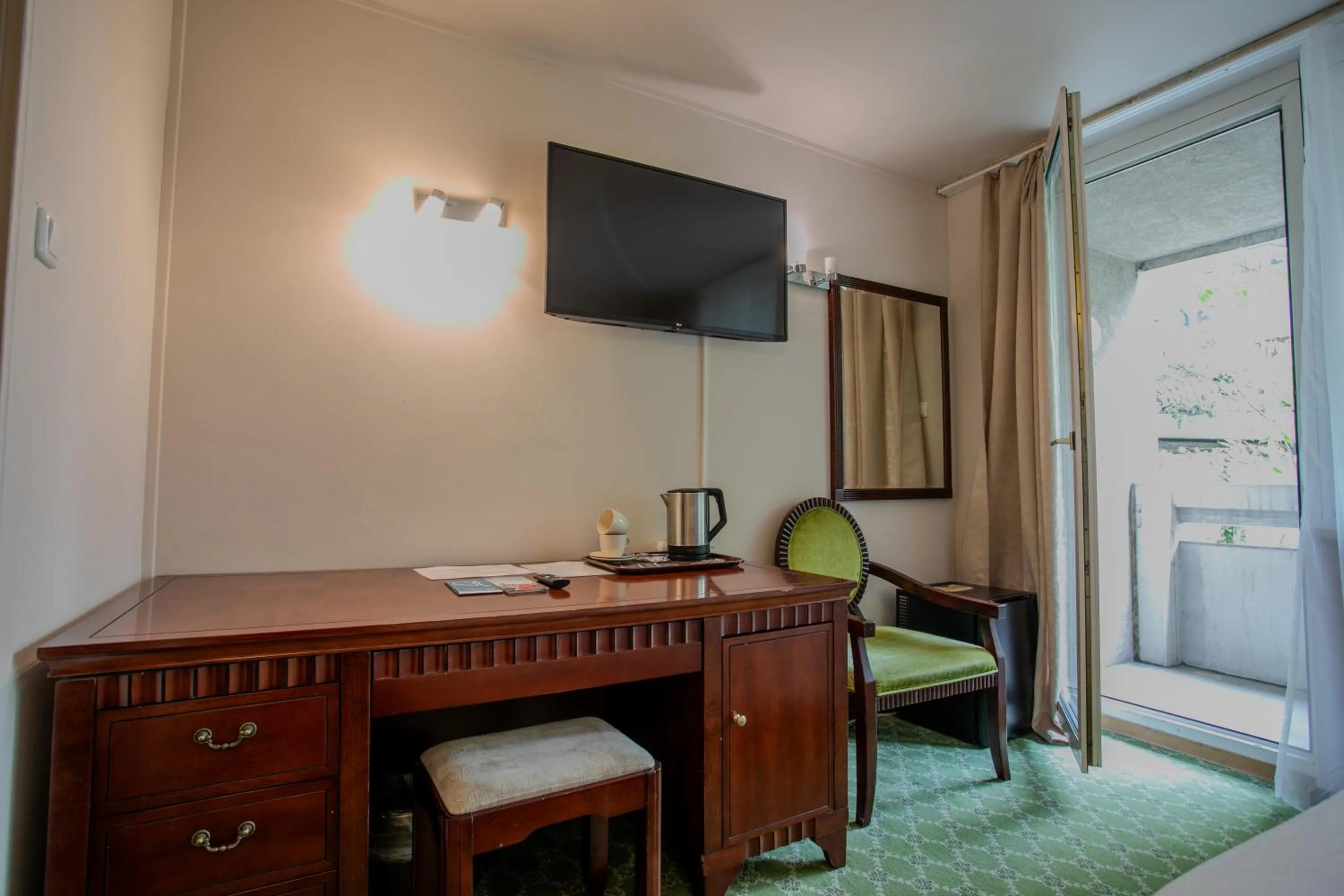 TV and multimedia in Hotel Attaché l contactless check-in