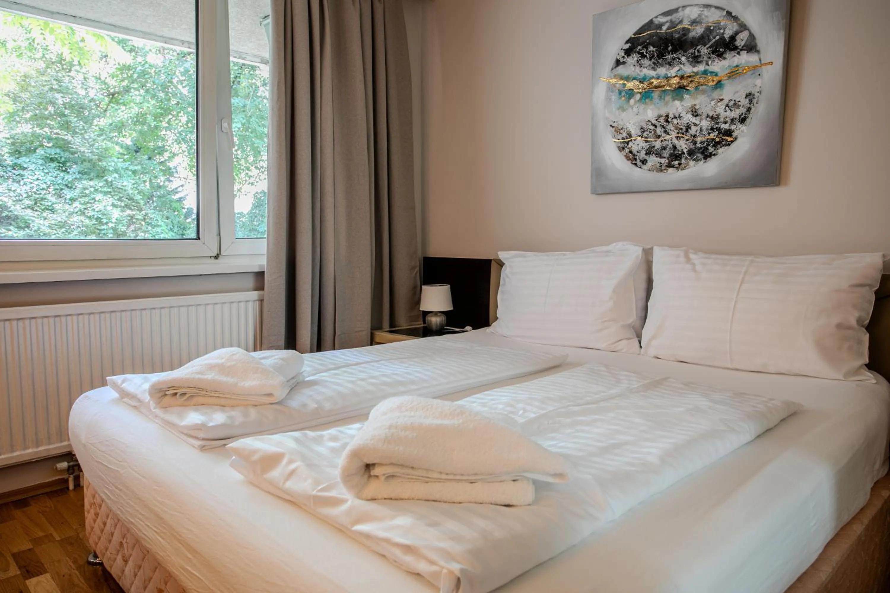 Bed in Hotel Attaché l contactless check-in