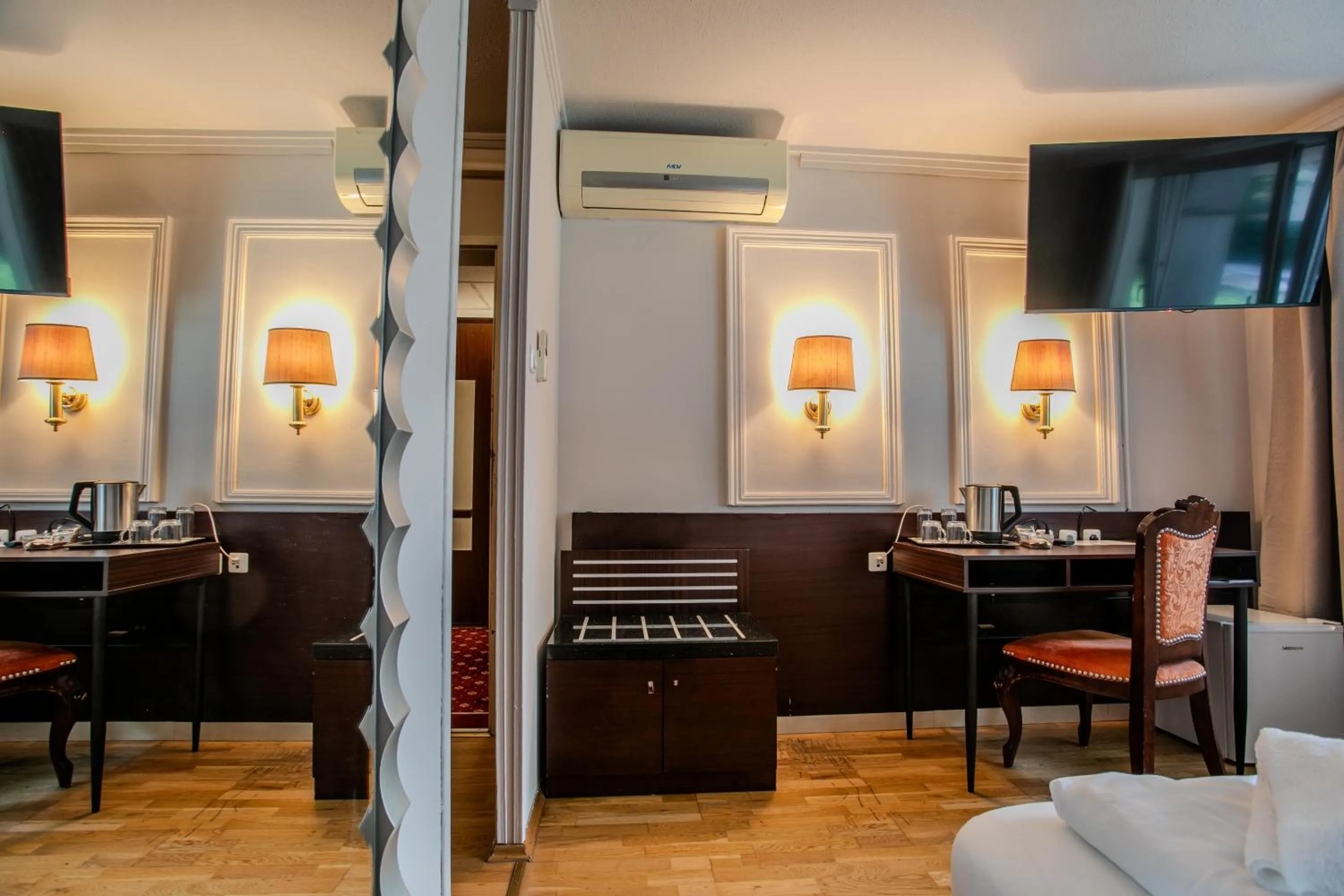 TV and multimedia in Hotel Attaché l contactless check-in