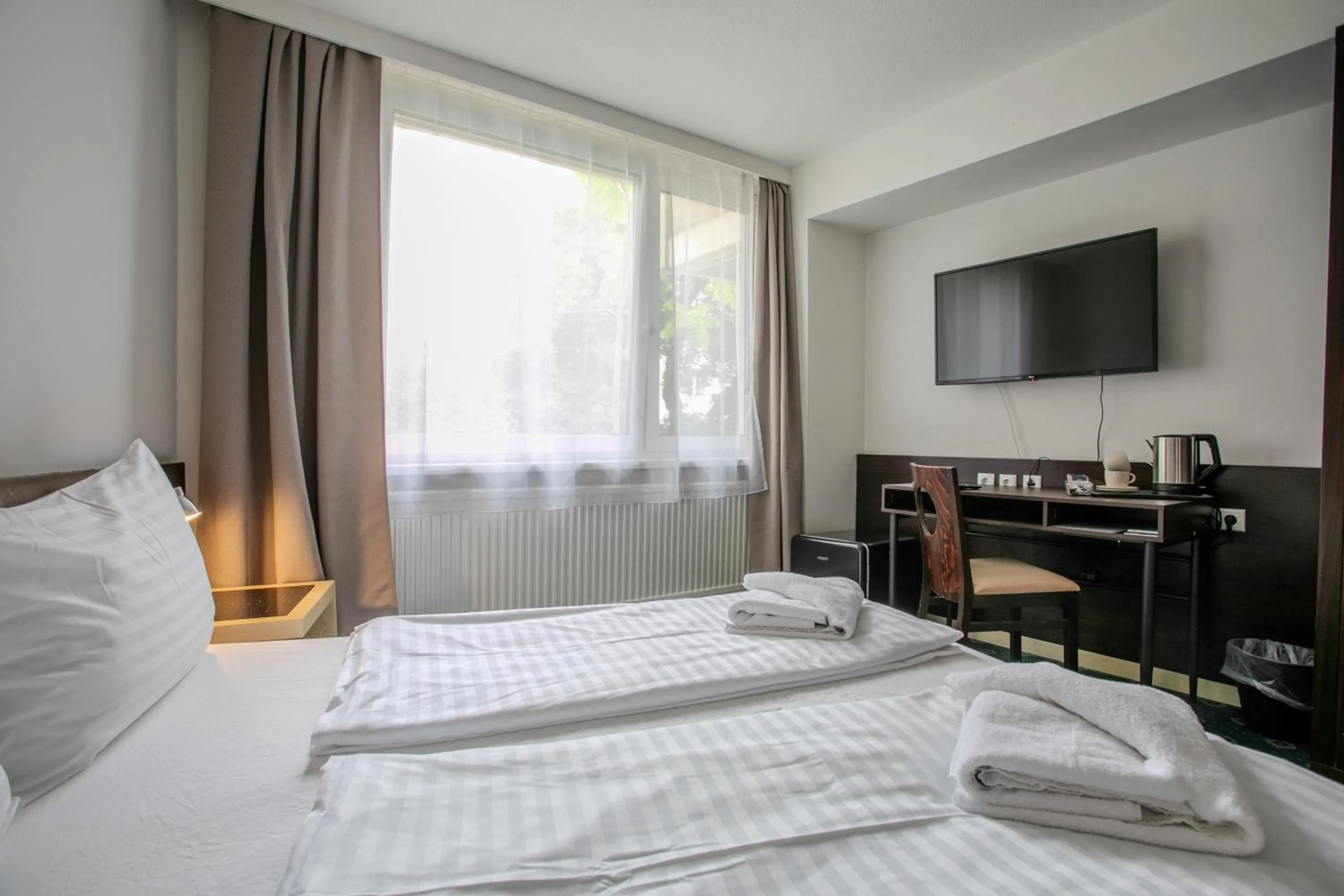 Bed in Hotel Attaché l contactless check-in