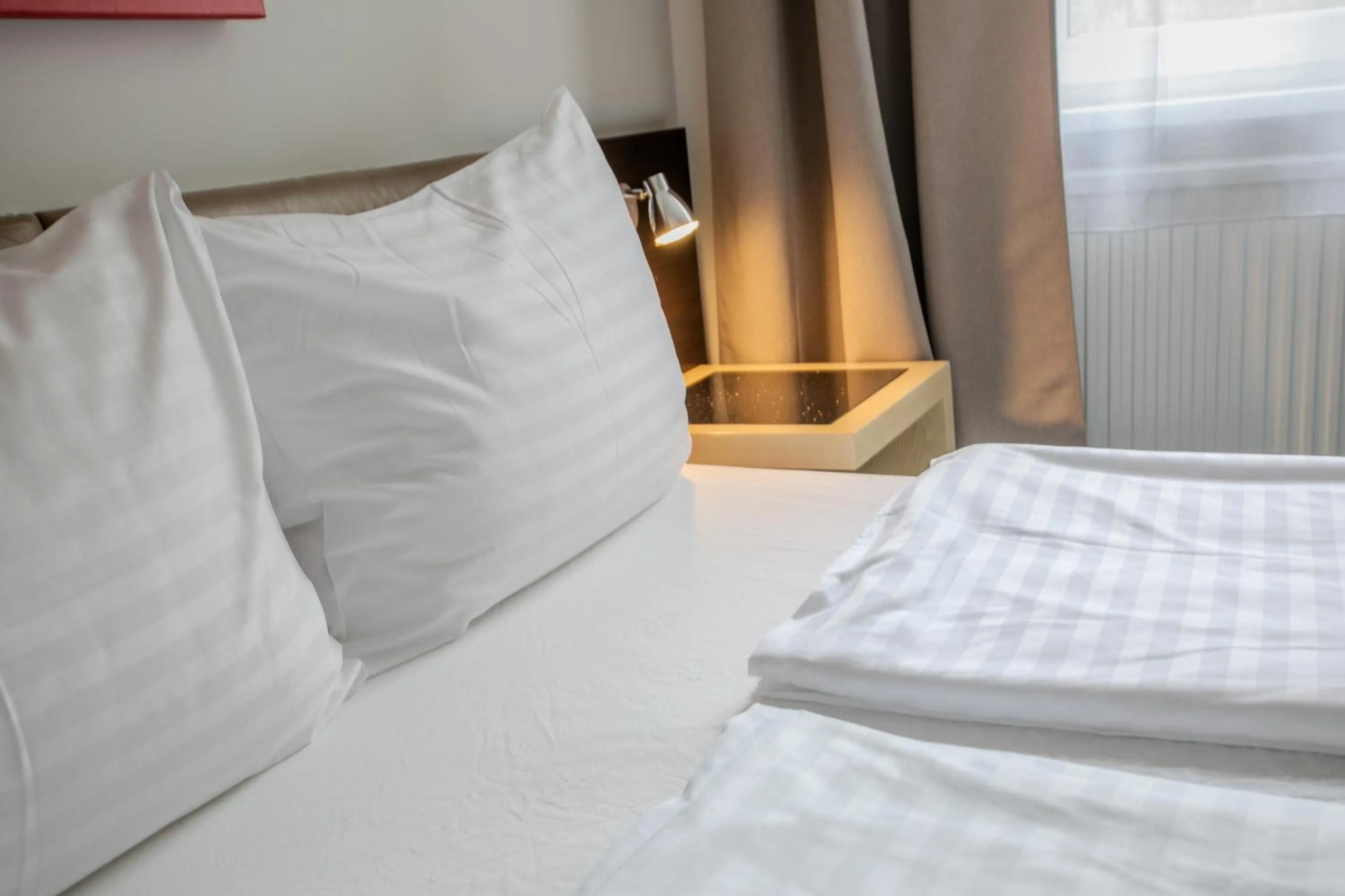 Bed in Hotel Attaché l contactless check-in