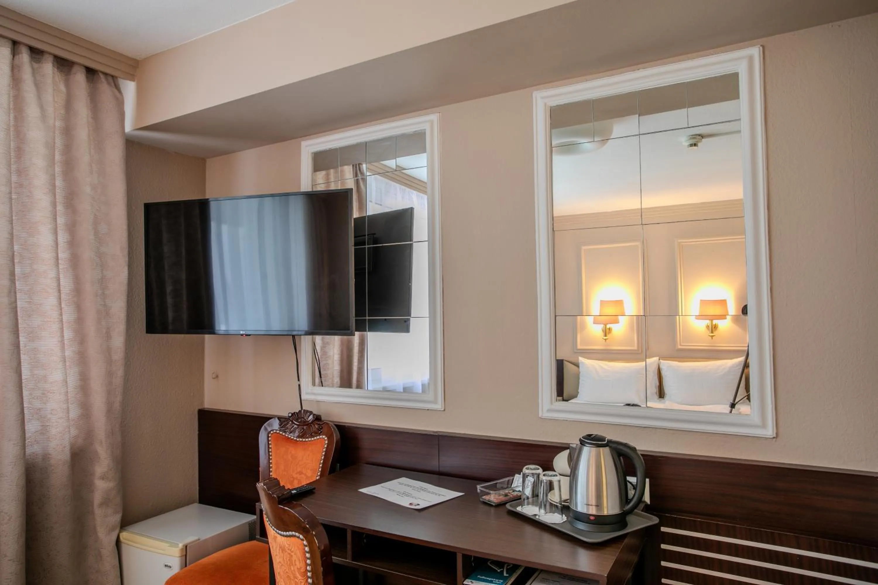 TV and multimedia in Hotel Attaché l contactless check-in