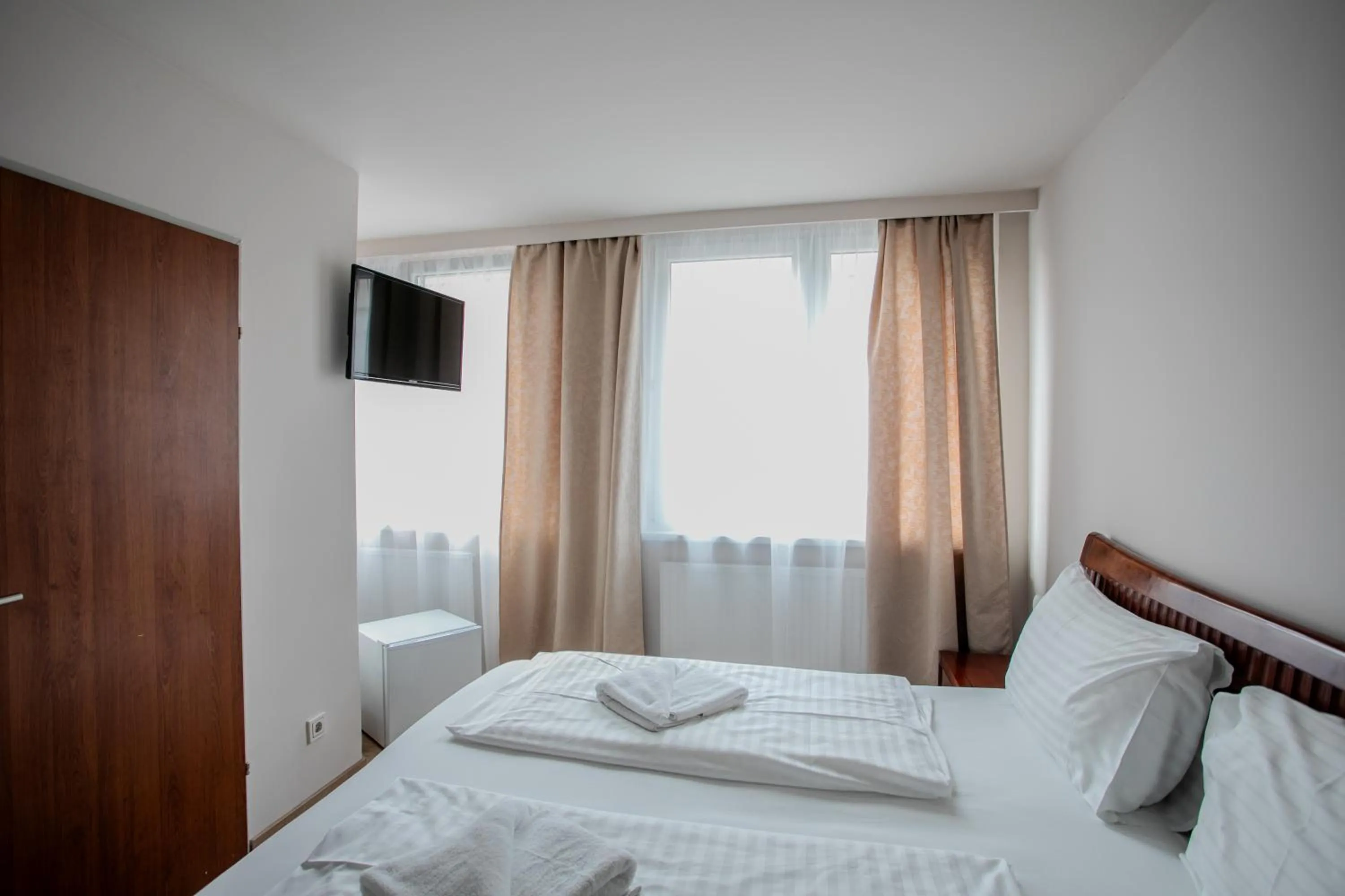 Bed in Hotel Attaché l contactless check-in