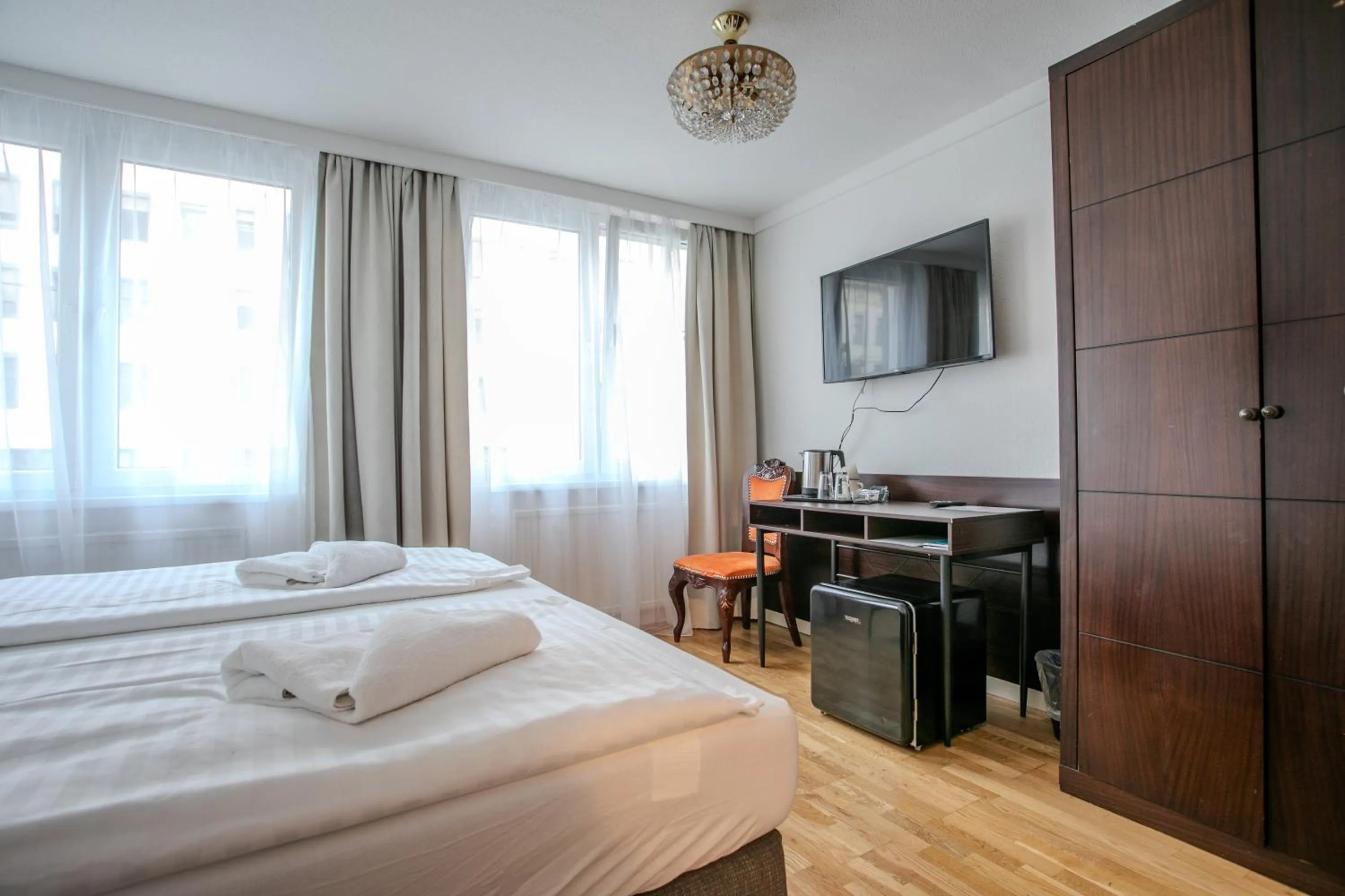 Bed in Hotel Attaché l contactless check-in