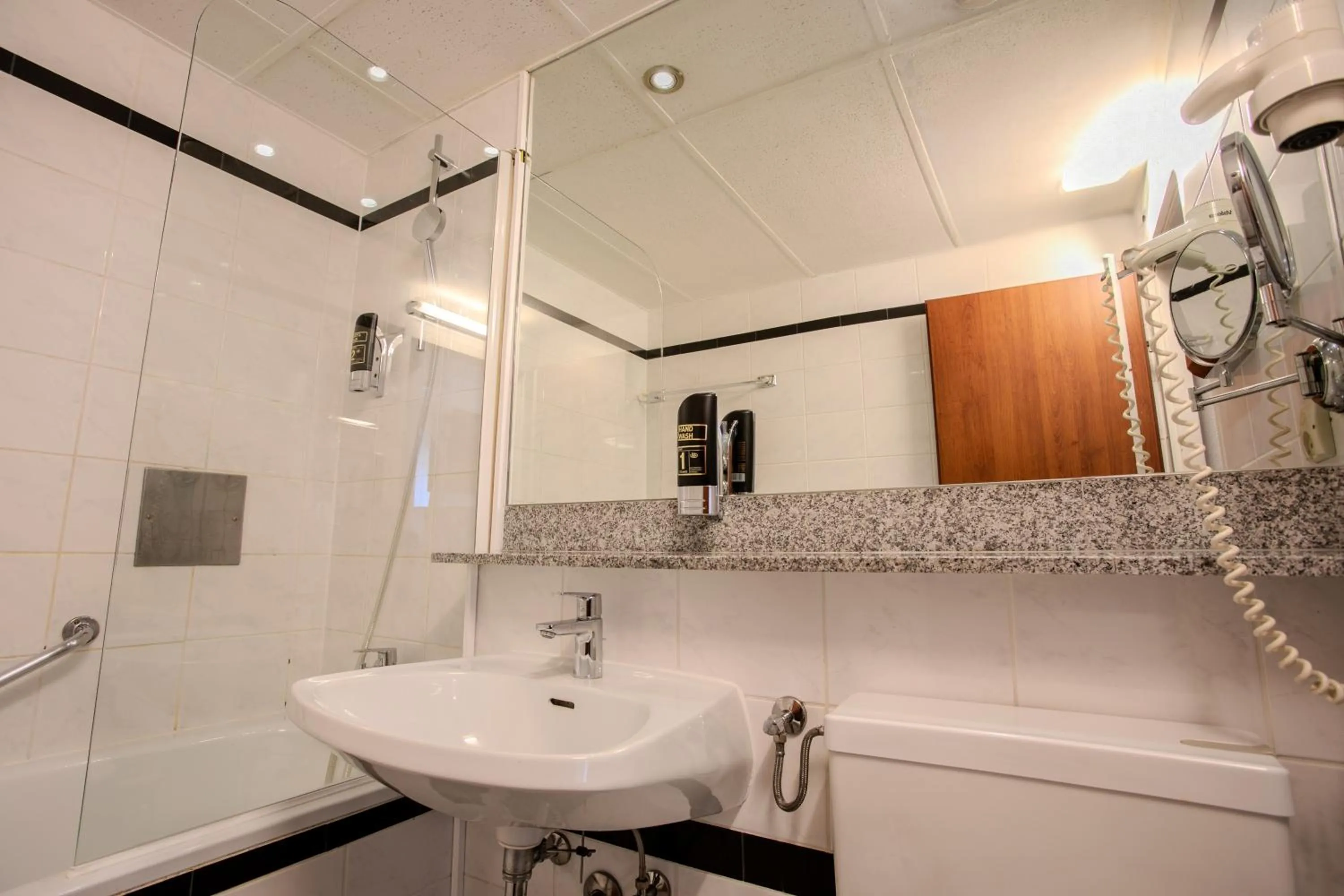 Shower in Hotel Attaché l contactless check-in