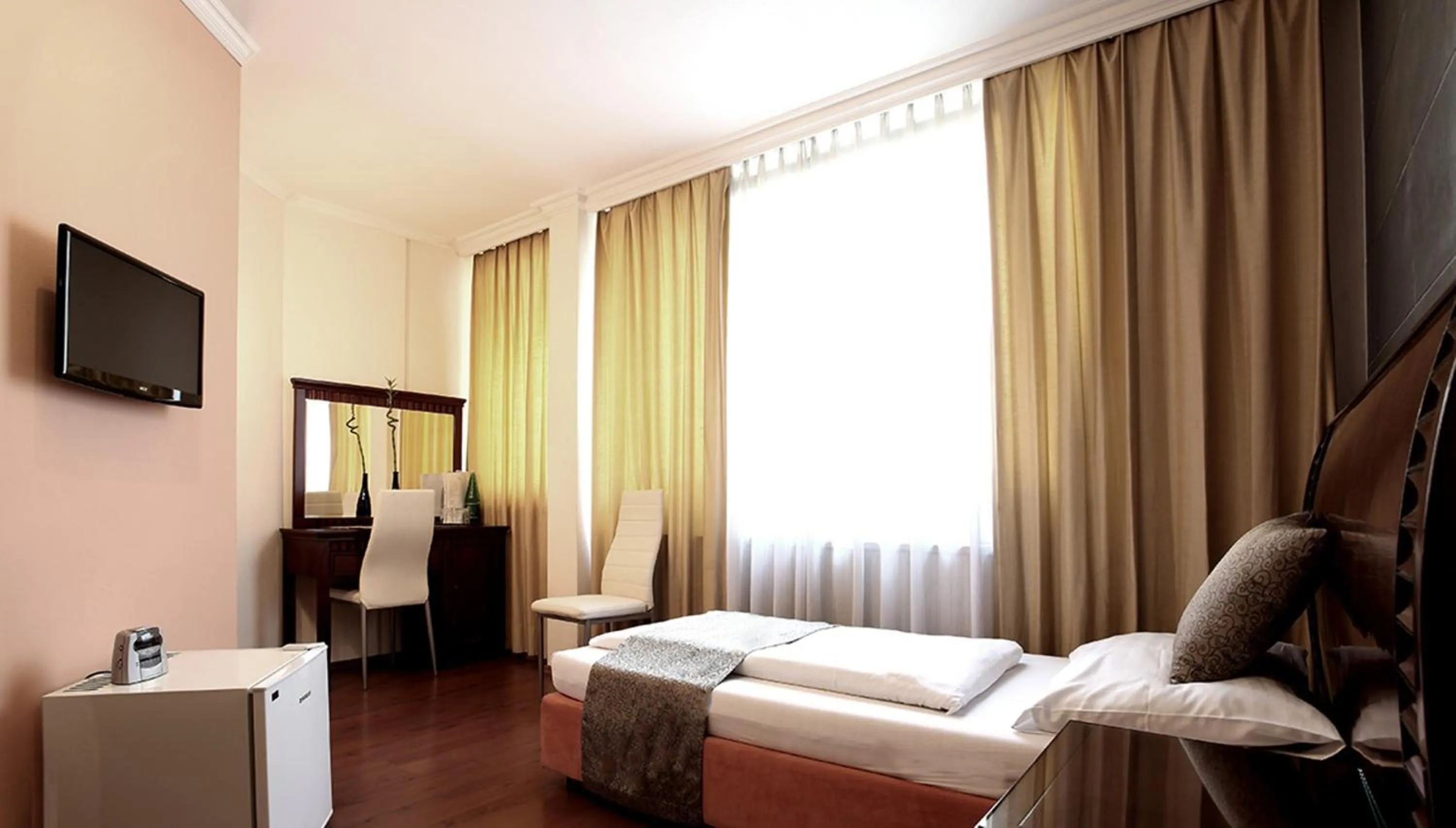 Bed in Hotel Attaché l contactless check-in