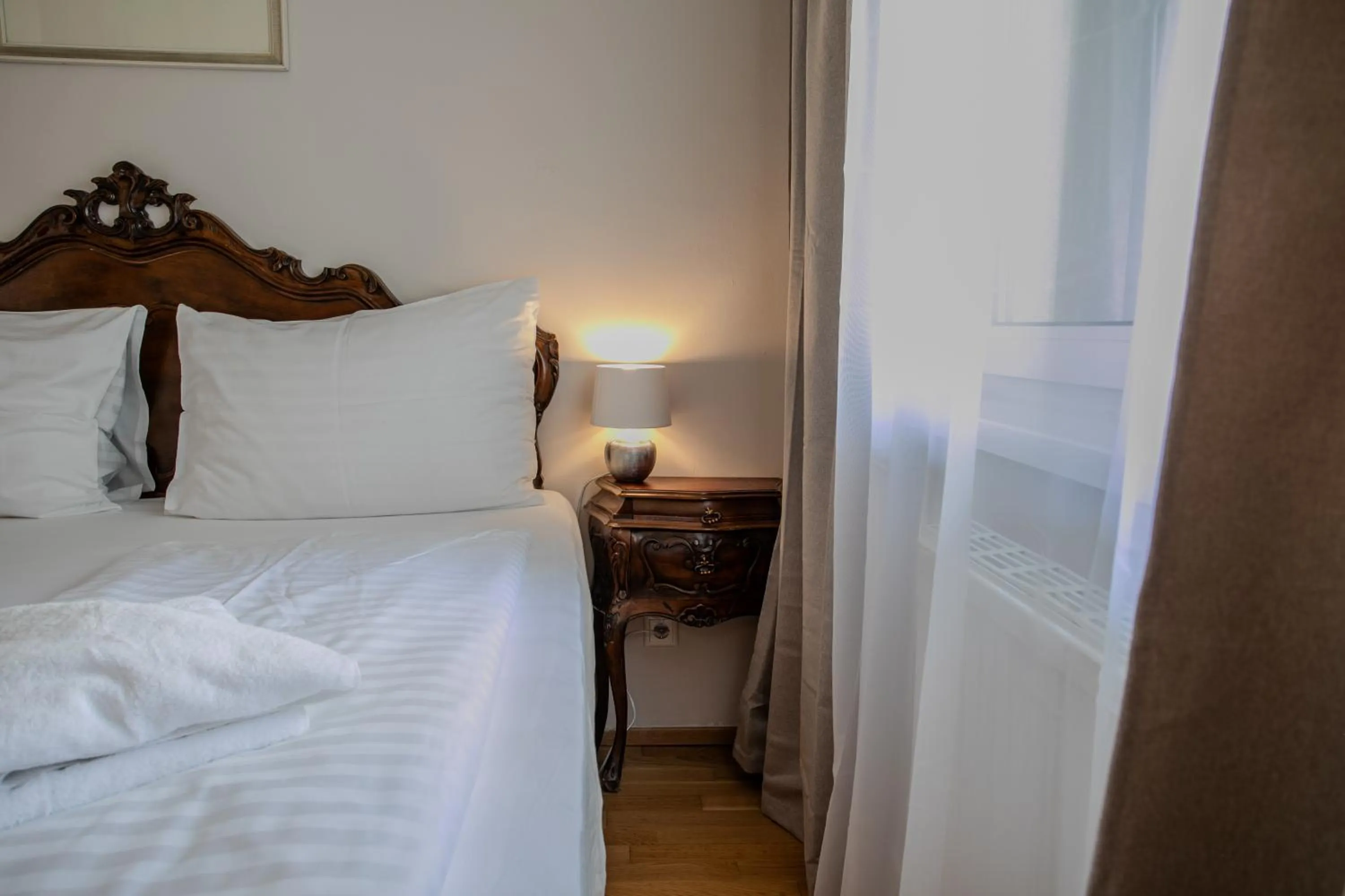 Bed in Hotel Attaché l contactless check-in