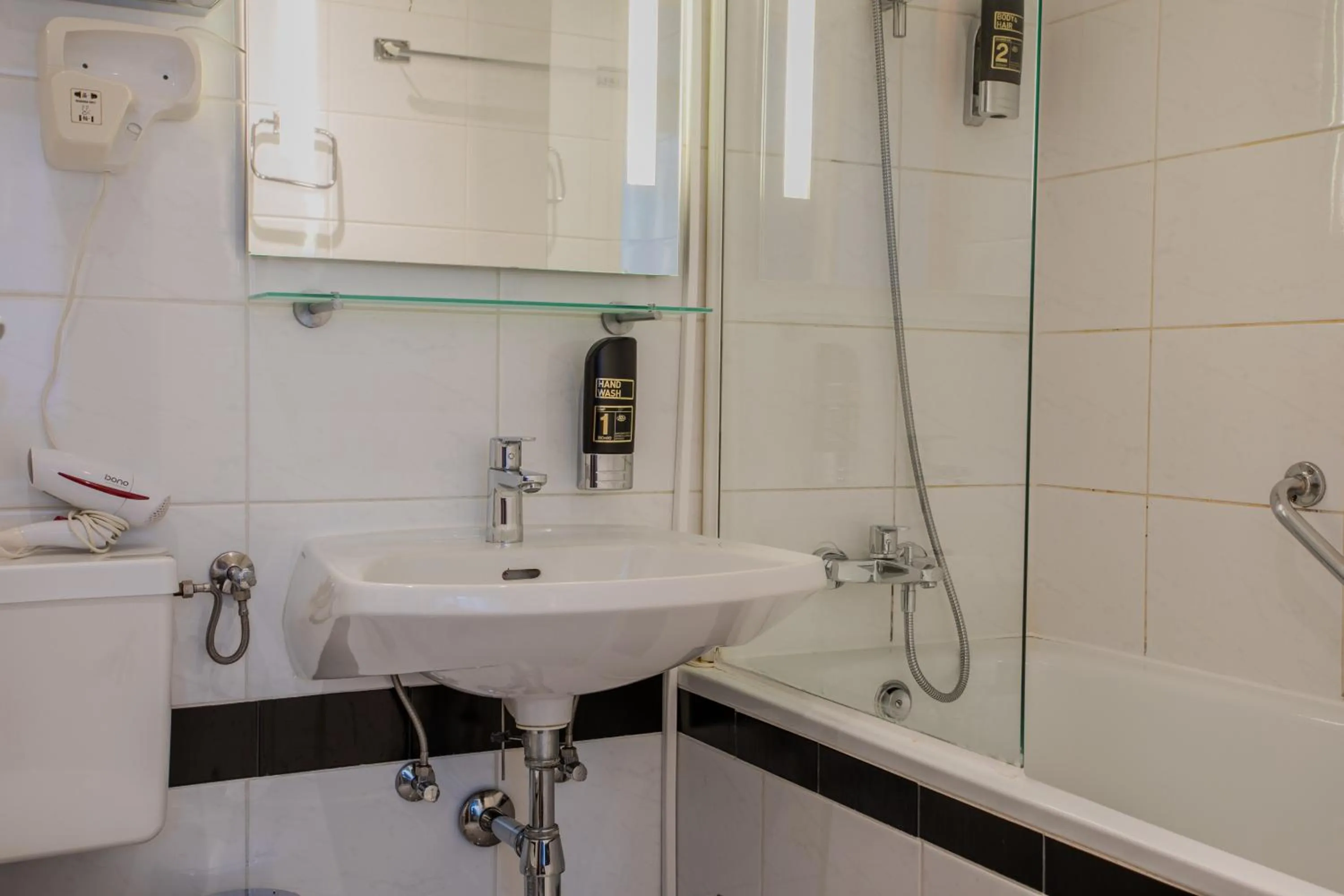 Bathroom in Hotel Attaché l contactless check-in