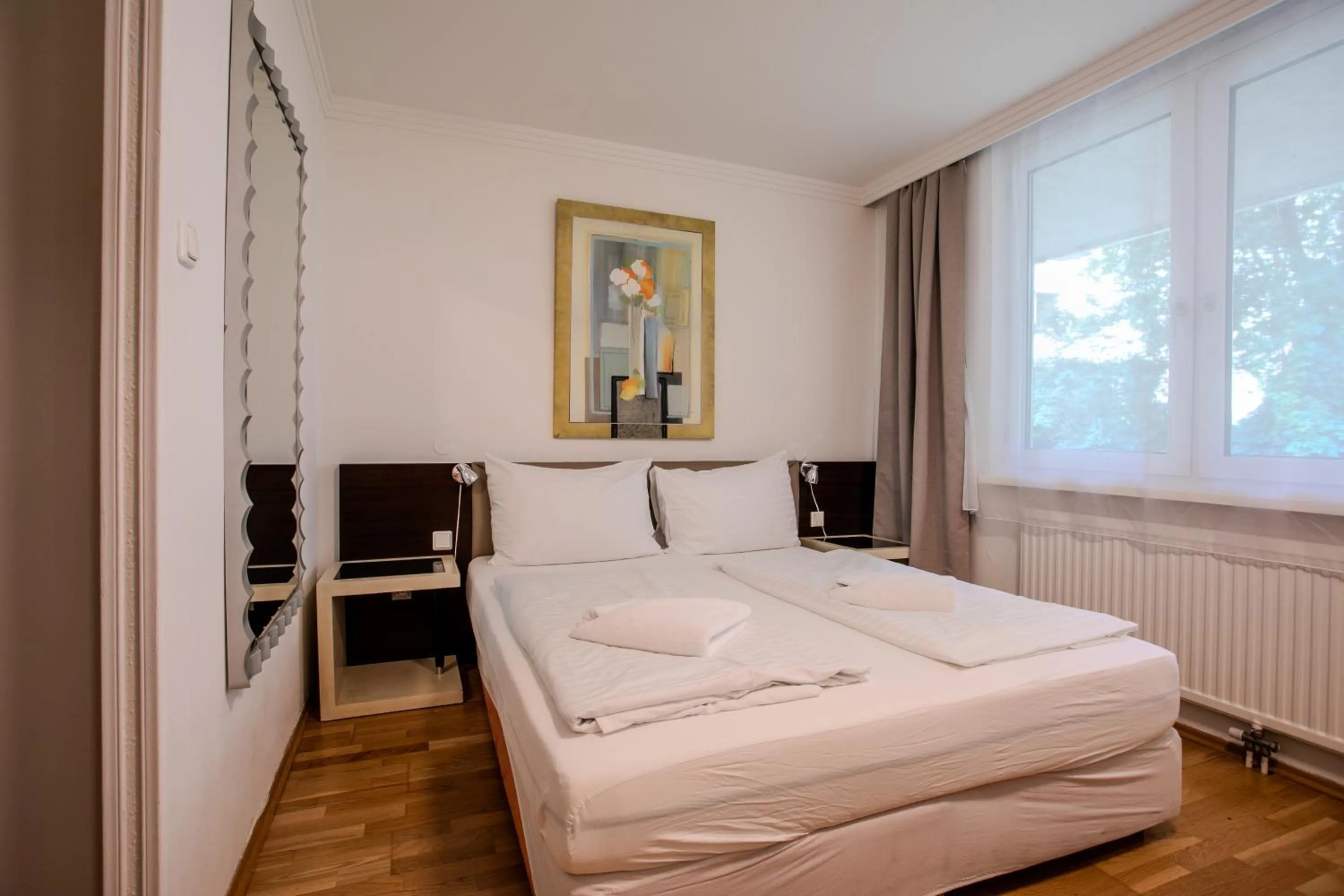 Bed in Hotel Attaché l contactless check-in