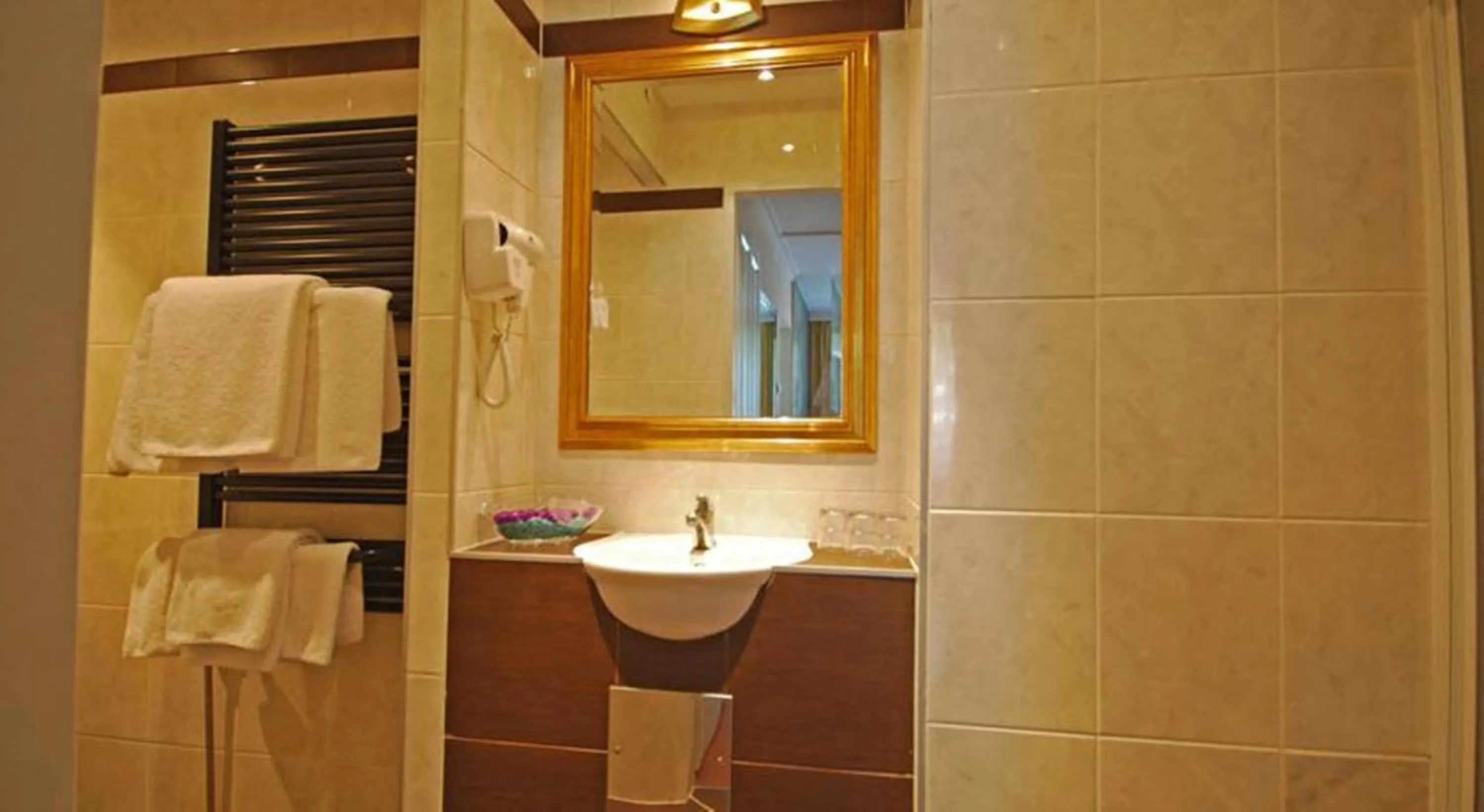 Bathroom in Hotel Attaché l contactless check-in