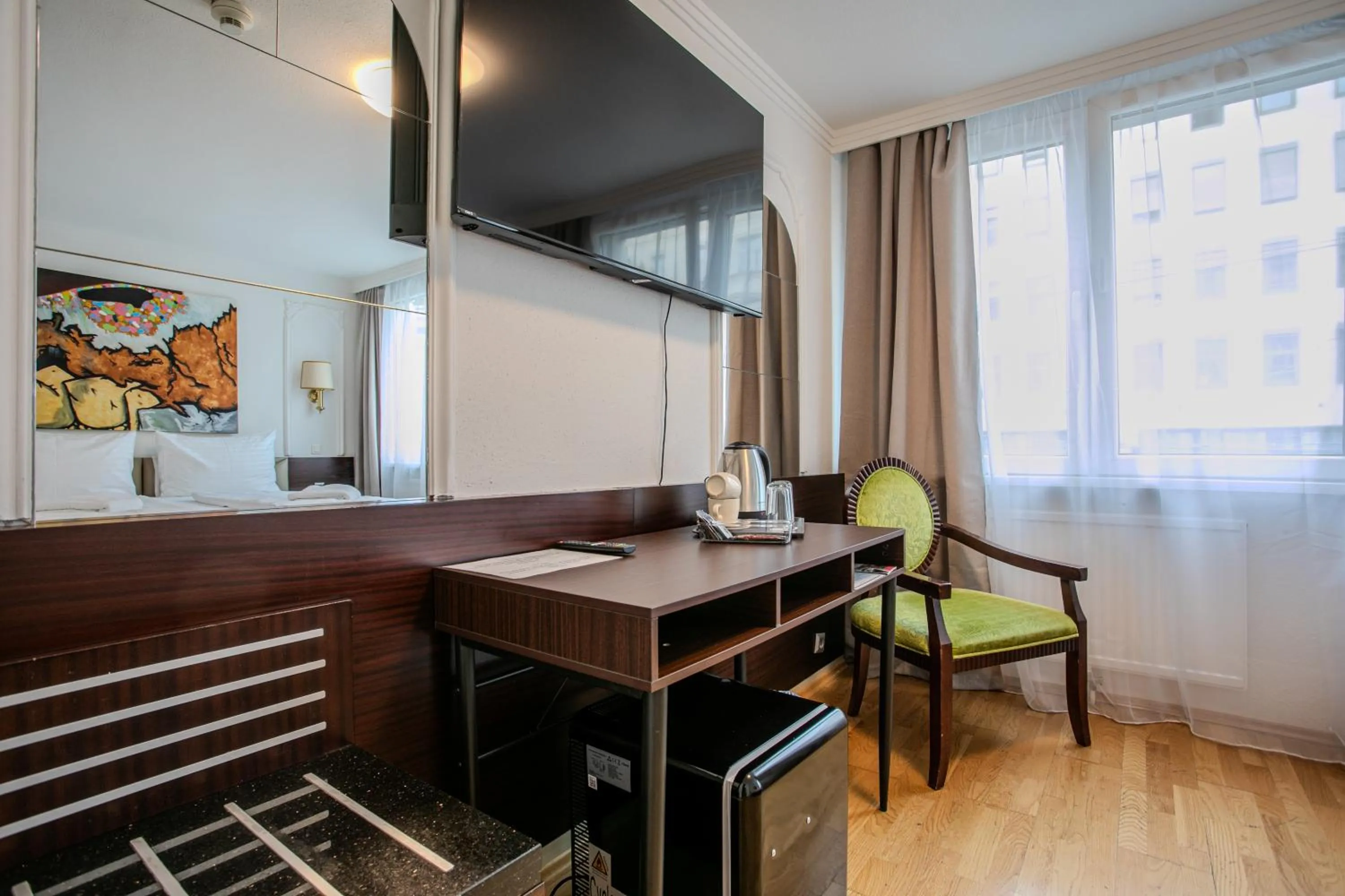 TV and multimedia in Hotel Attaché l contactless check-in