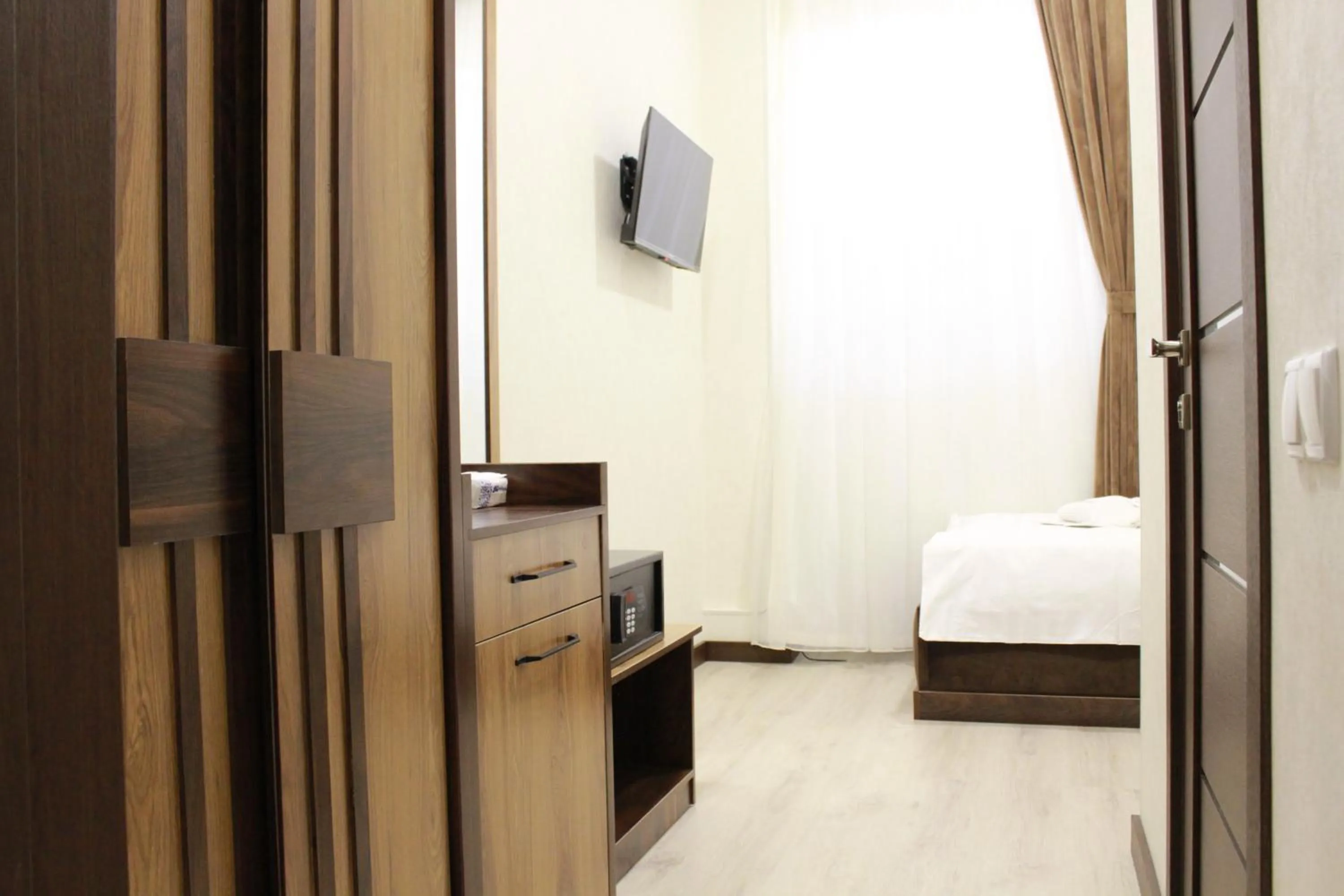 wardrobe, Bed in Hotel 1946