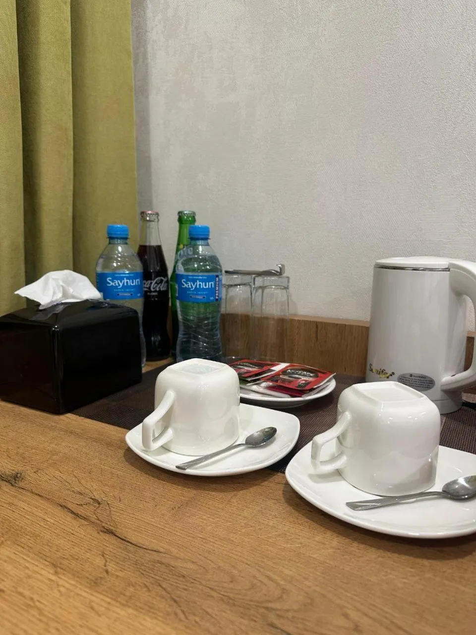 Drinks in Hotel 1946