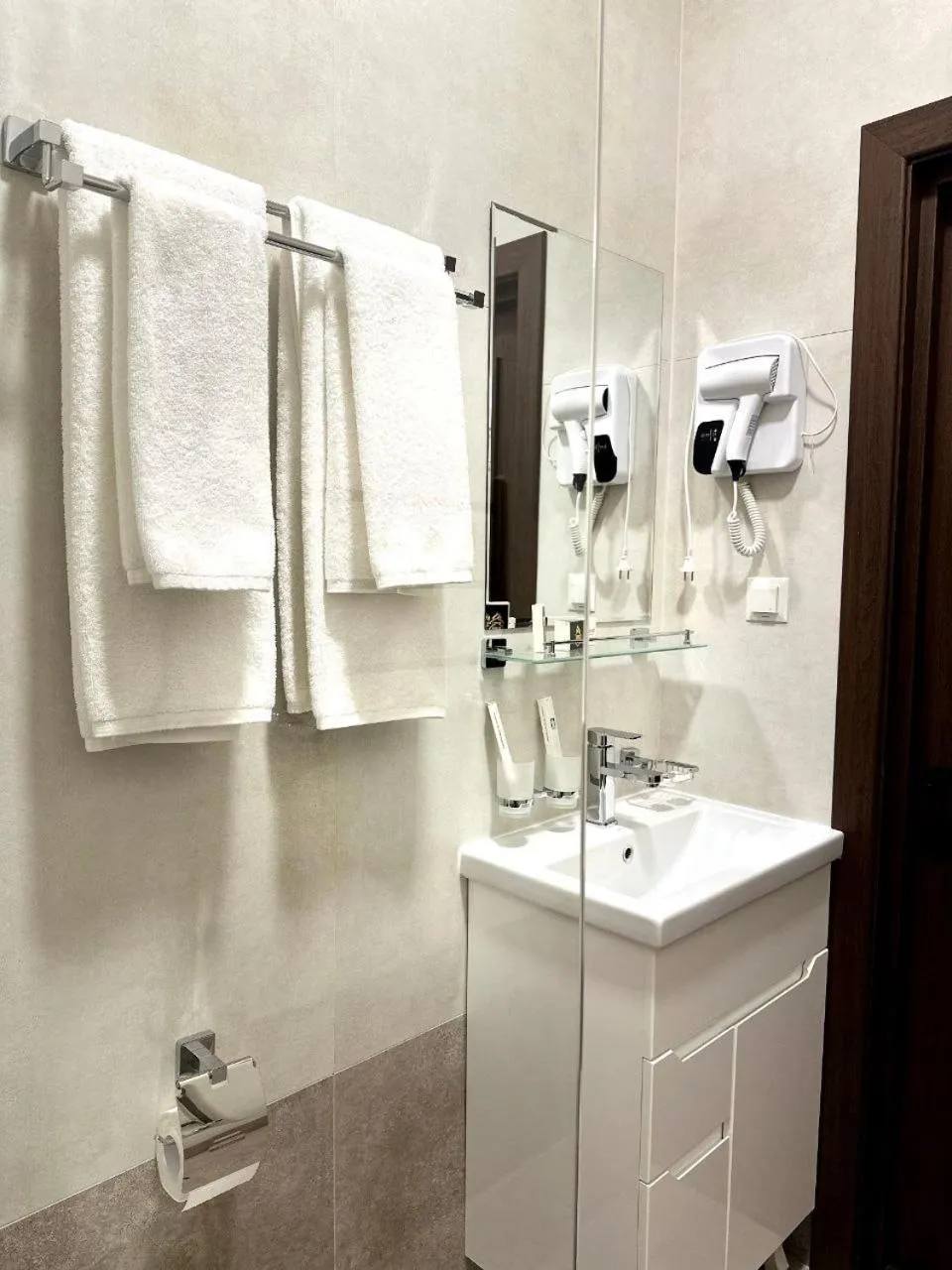 Shower in Hotel 1946