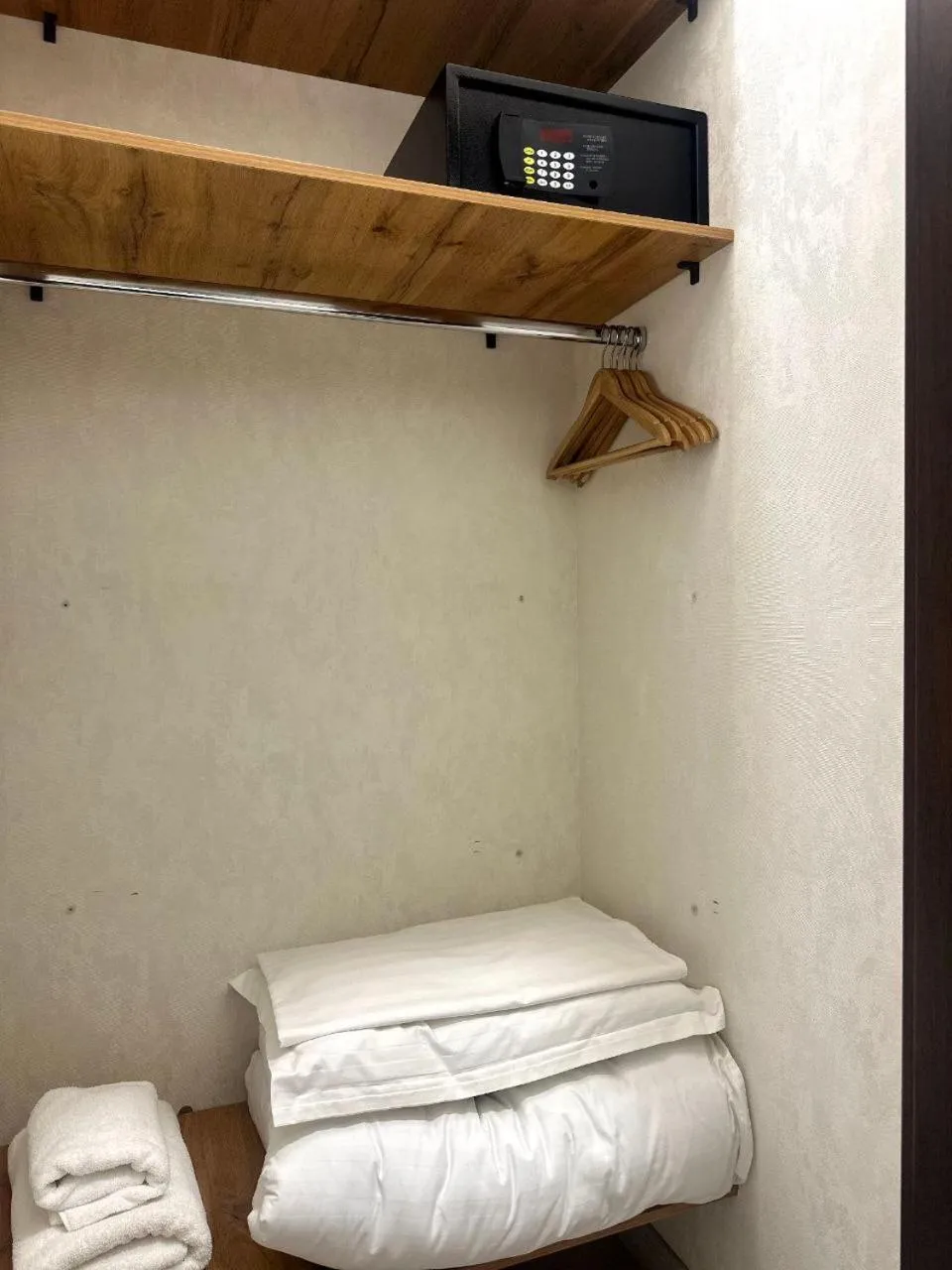 safe, Bed in Hotel 1946