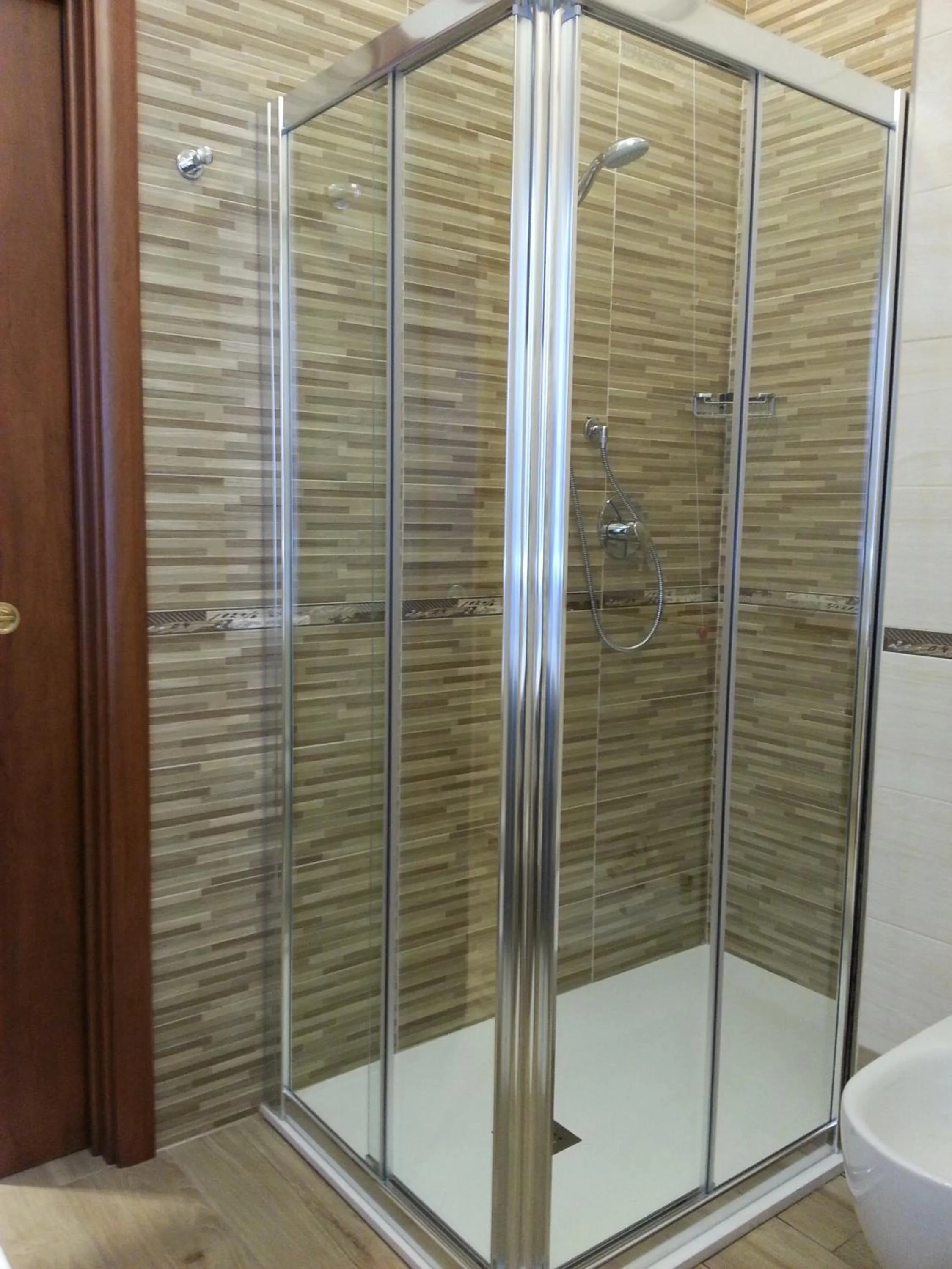 Shower in Hotel Tre Torri