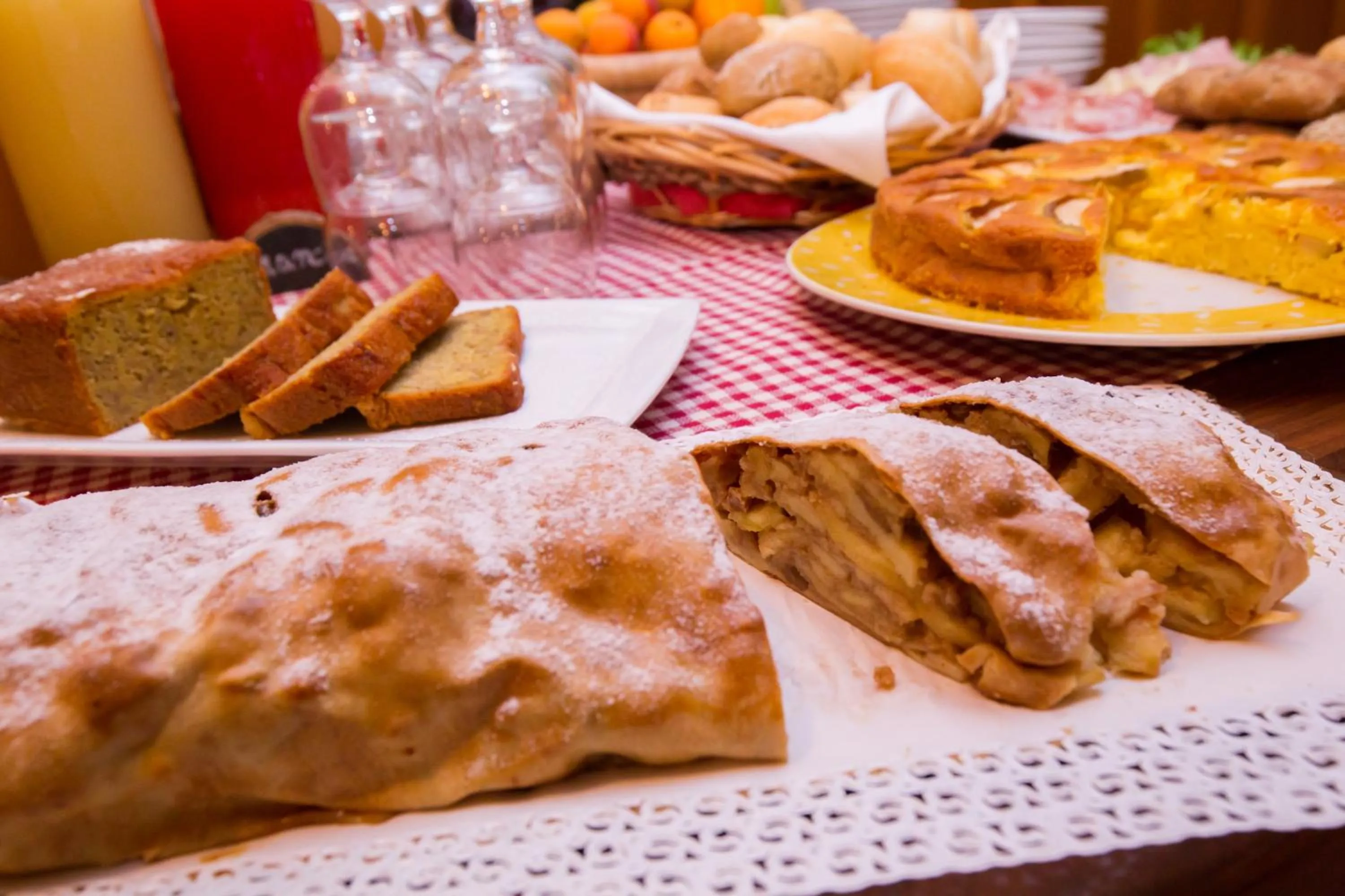 Buffet breakfast in Hotel Chalet Giasenei