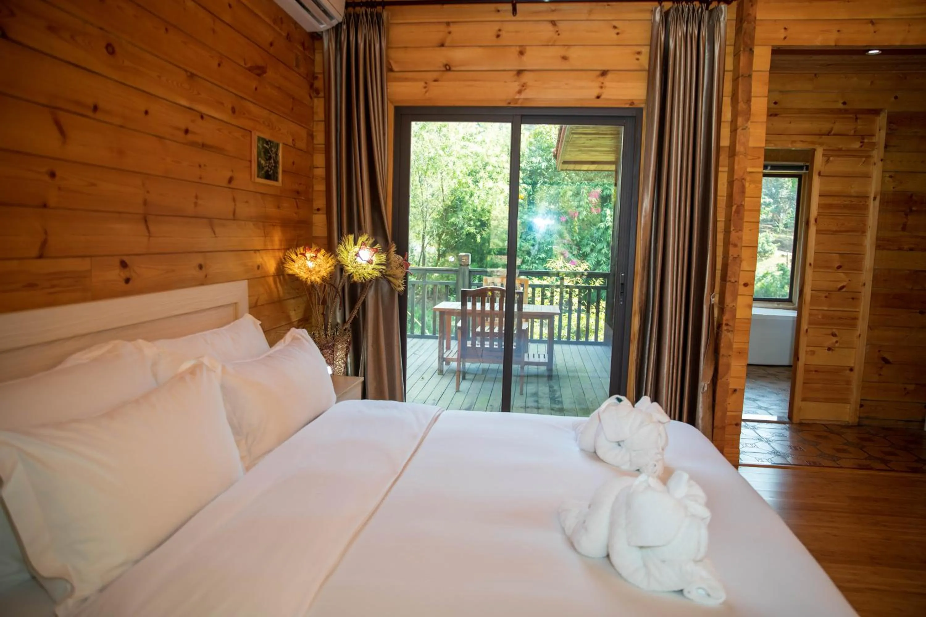 Photo of the whole room, Bed in Dansavanh Namngum Resort