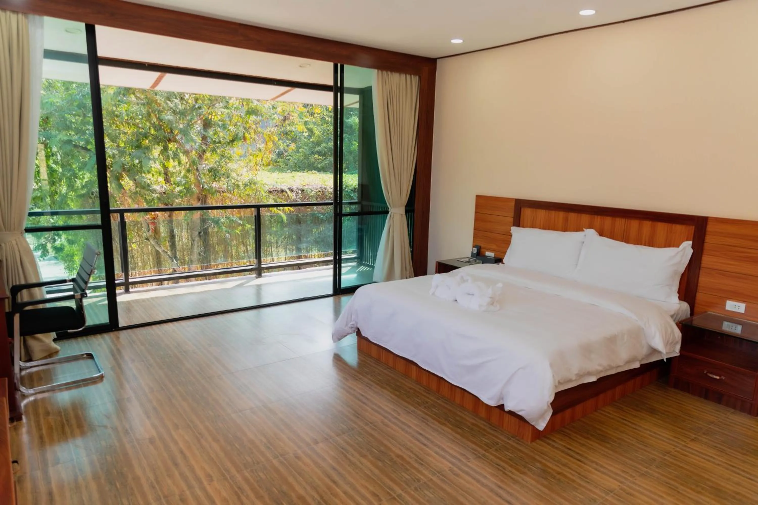 View (from property/room), Bed in Dansavanh Namngum Resort