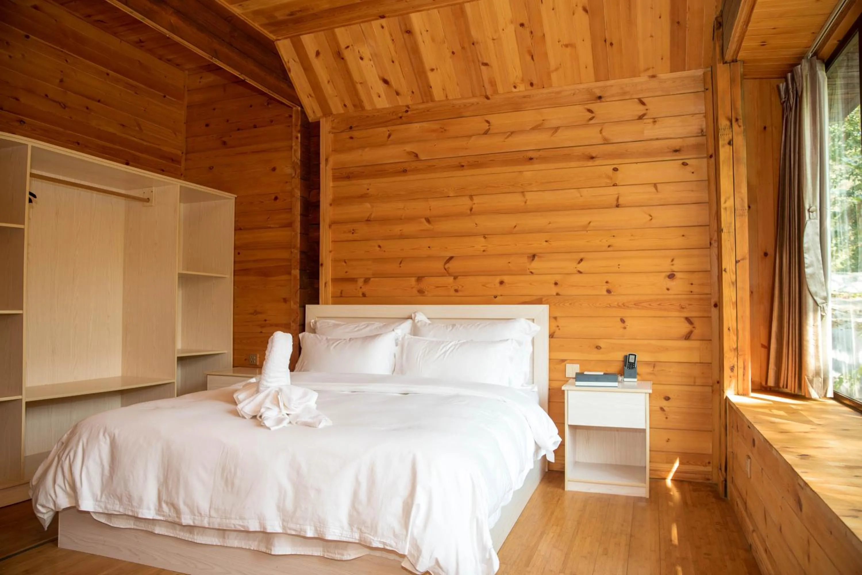 Photo of the whole room, Bed in Dansavanh Namngum Resort