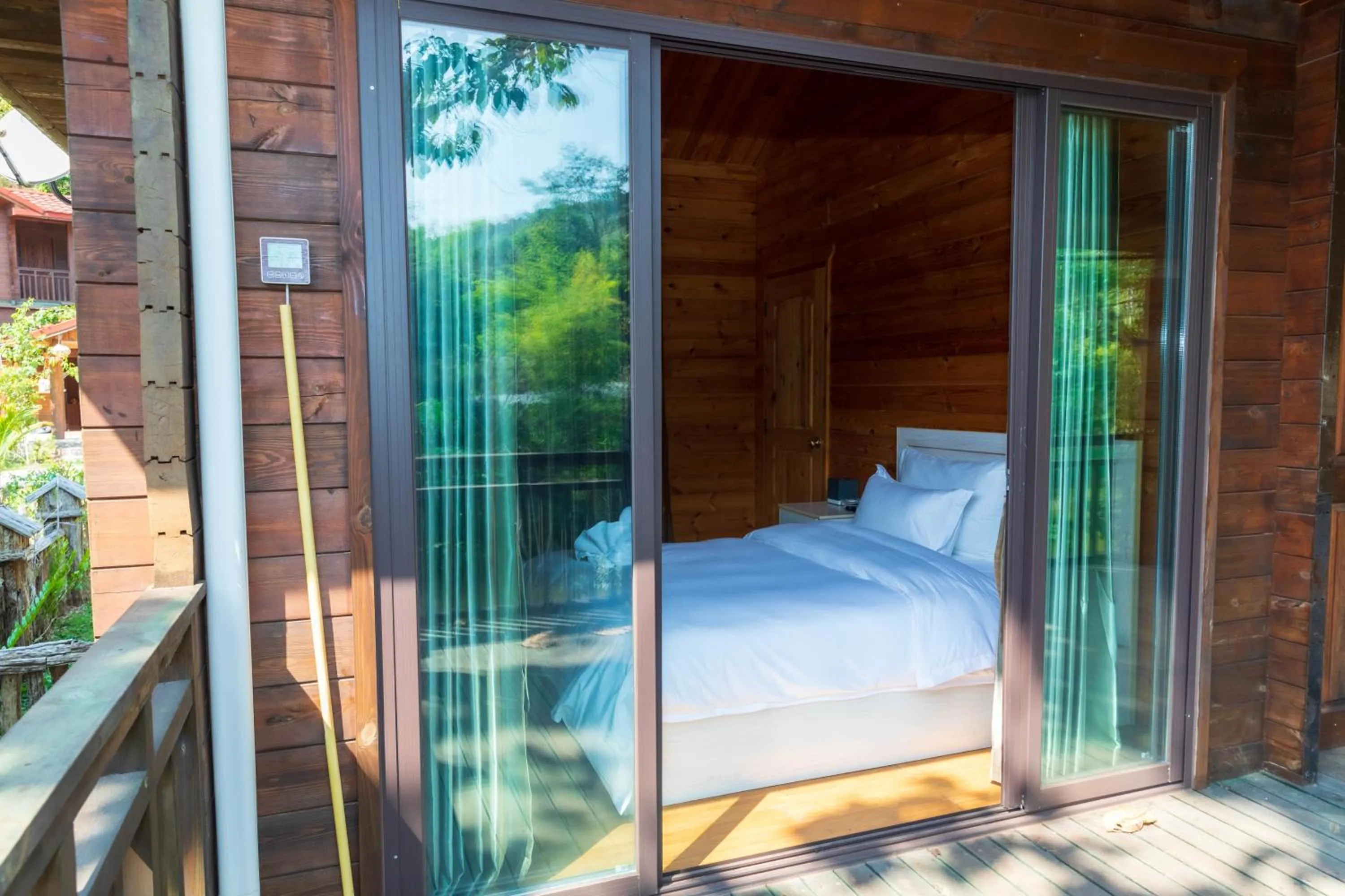 Balcony/Terrace, Bed in Dansavanh Namngum Resort