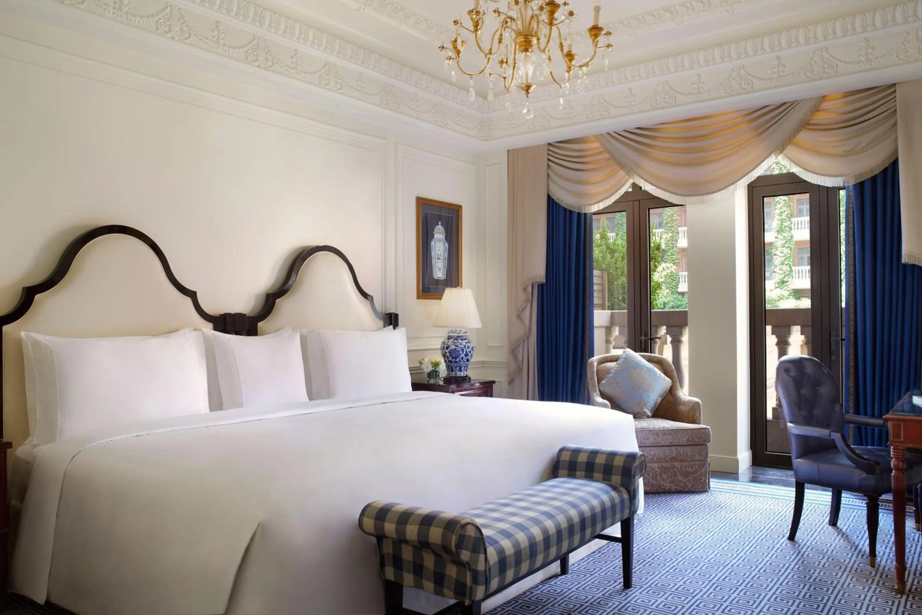 Photo of the whole room, Bed in The Ritz-Carlton, Tianjin