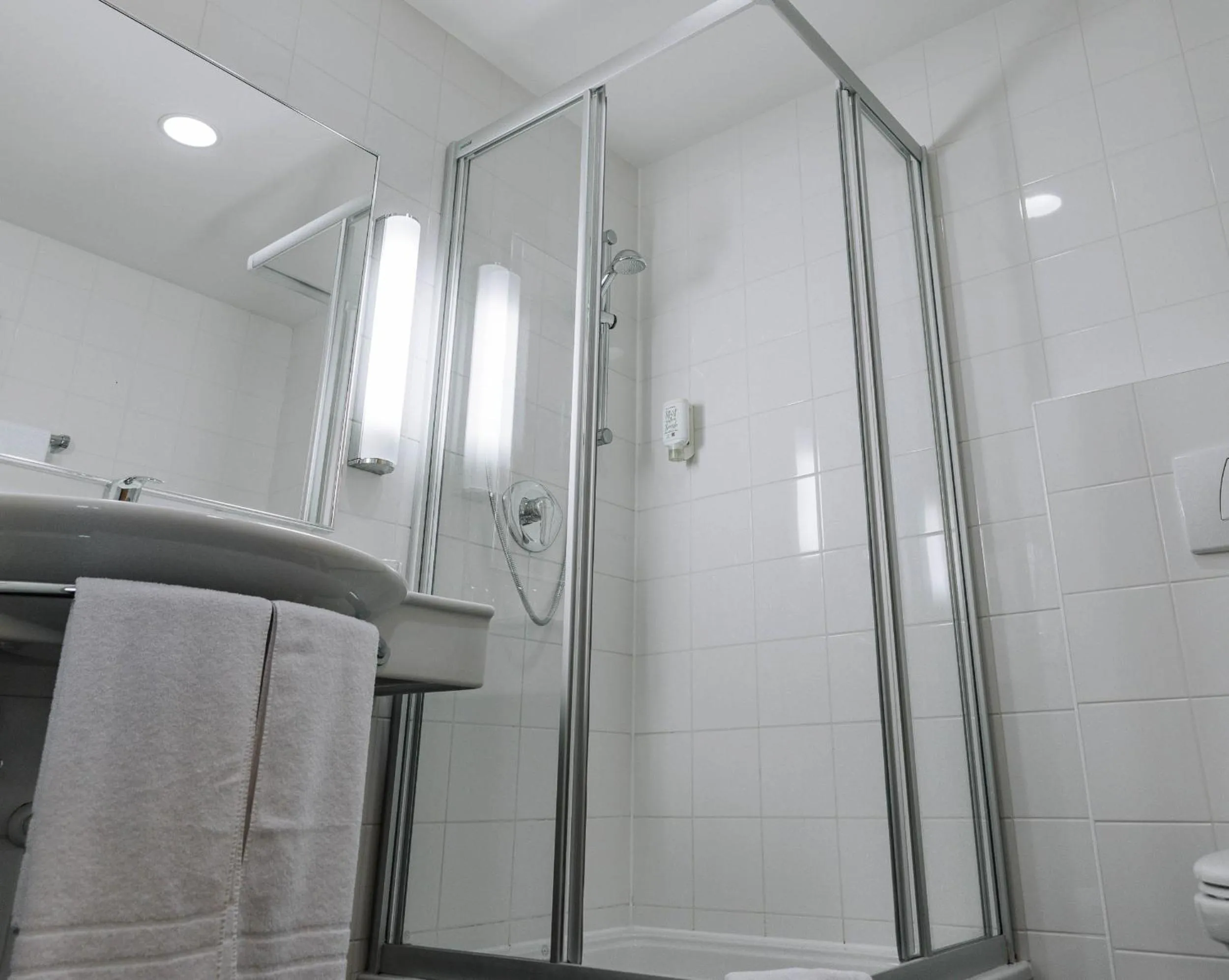 Bathroom in HEINhotel vienna airport