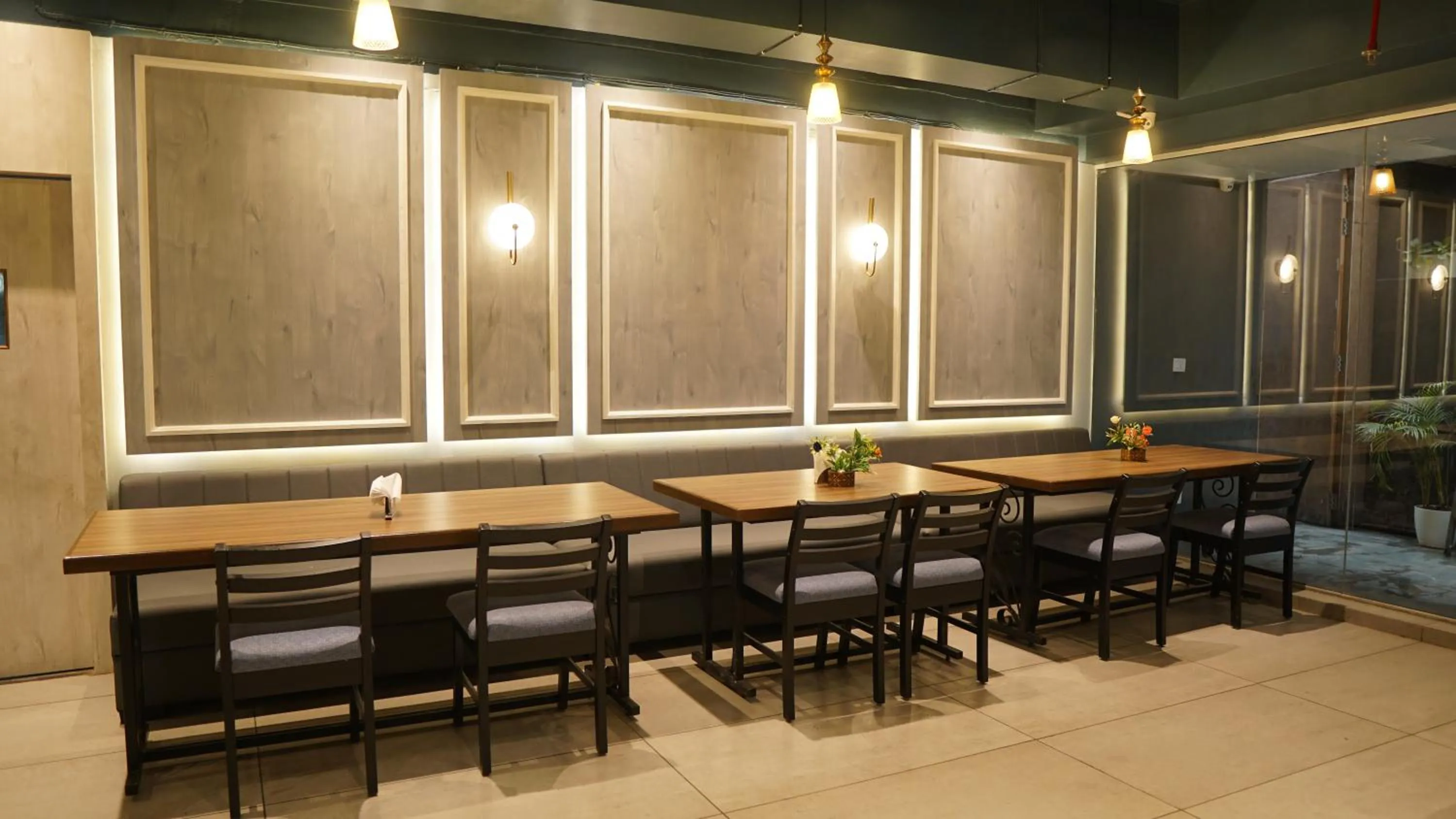 Restaurant/places to eat in Hotel The Onyx