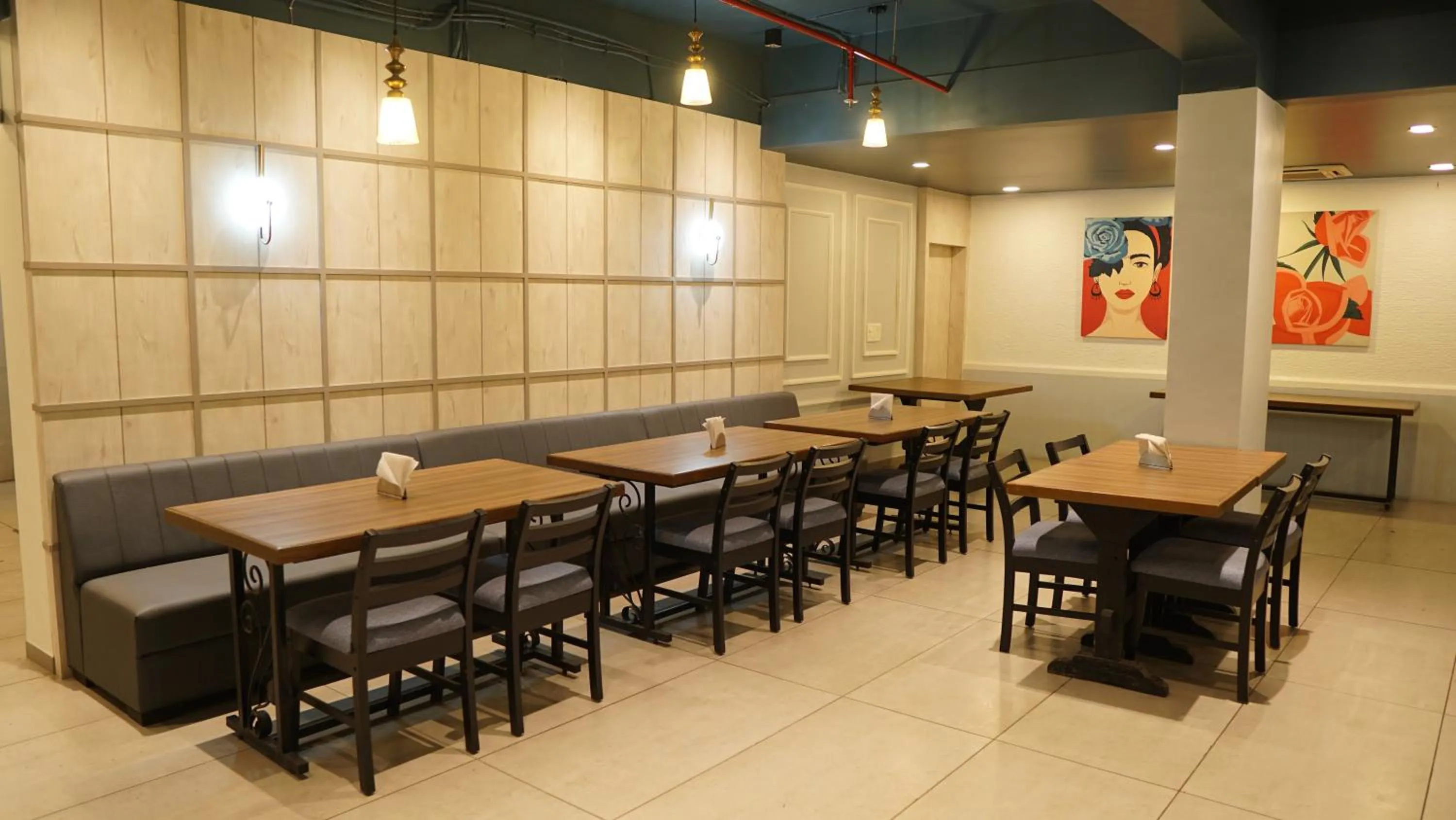 Restaurant/places to eat in Hotel The Onyx