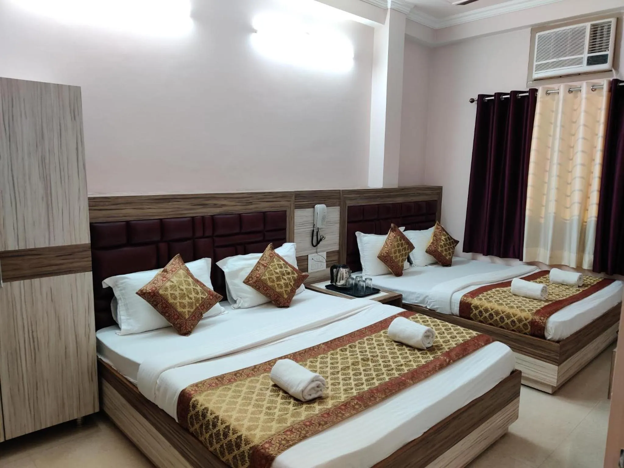 Deluxe Quadruple Room in Hotel City Palace