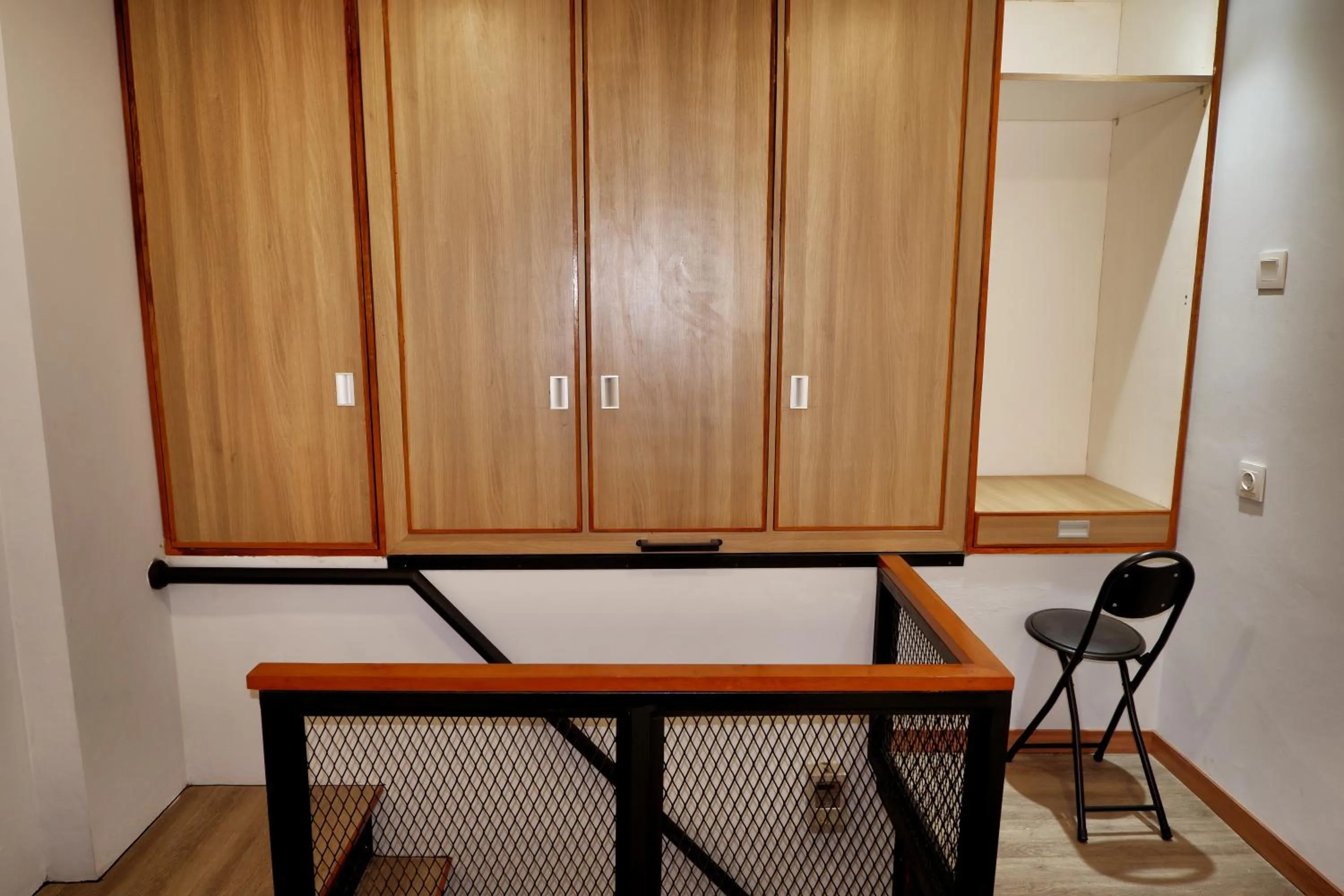 wardrobe in Guest House 555 NKI