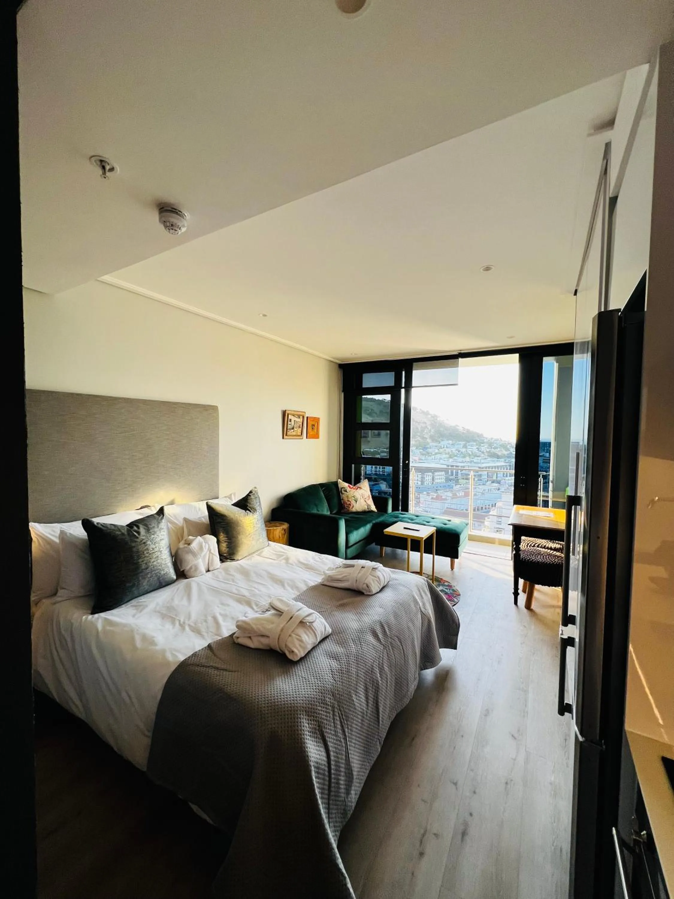 Photo of the whole room, Bed in Urban Elephant 16 On Bree