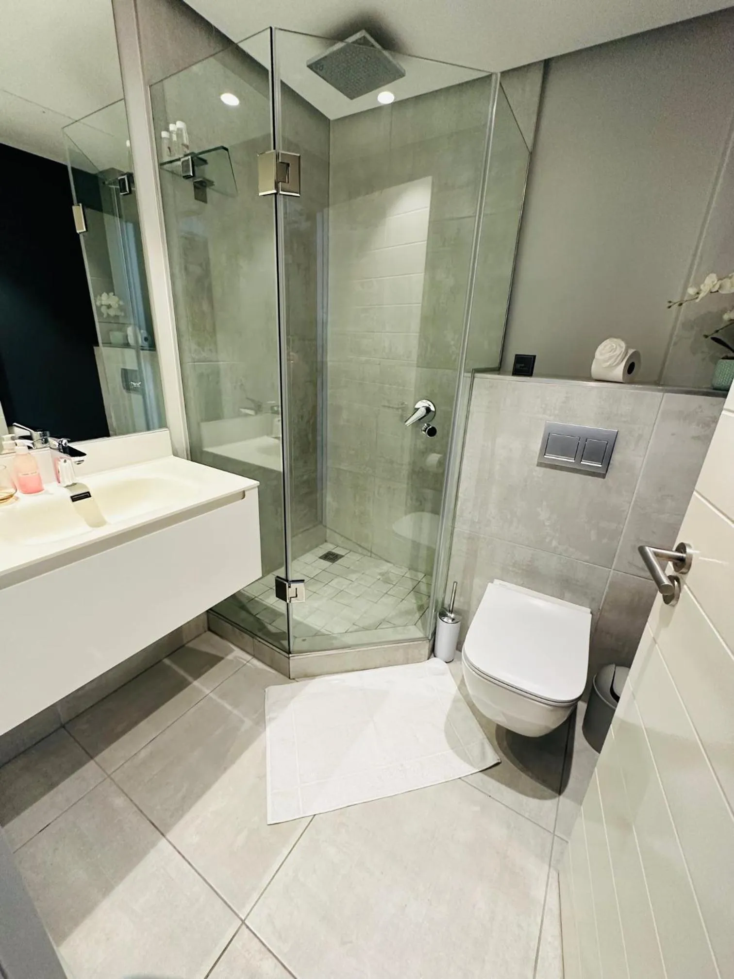 Shower in Urban Elephant 16 On Bree