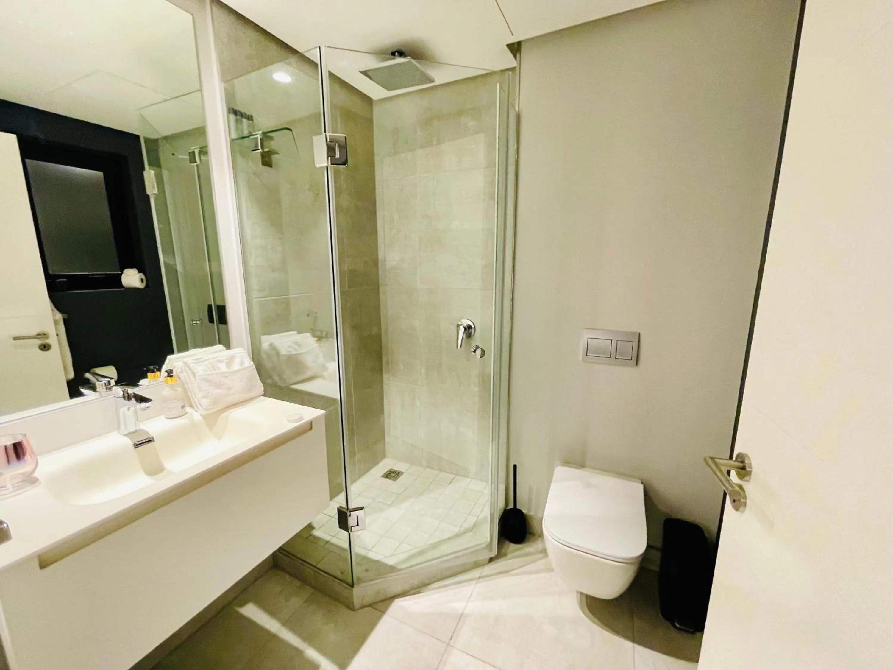 Bathroom in Urban Elephant 16 On Bree