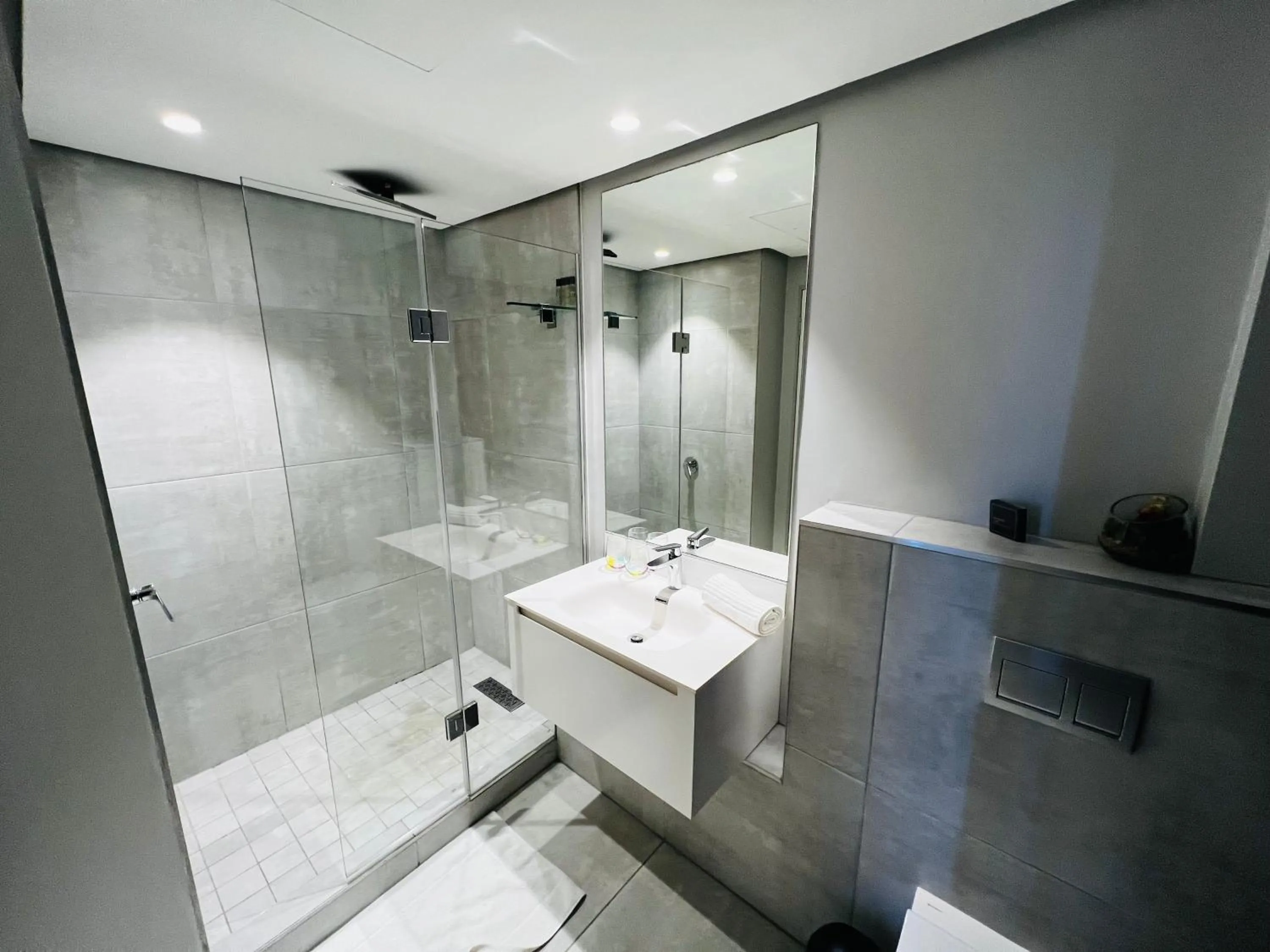 Bathroom in Urban Elephant 16 On Bree