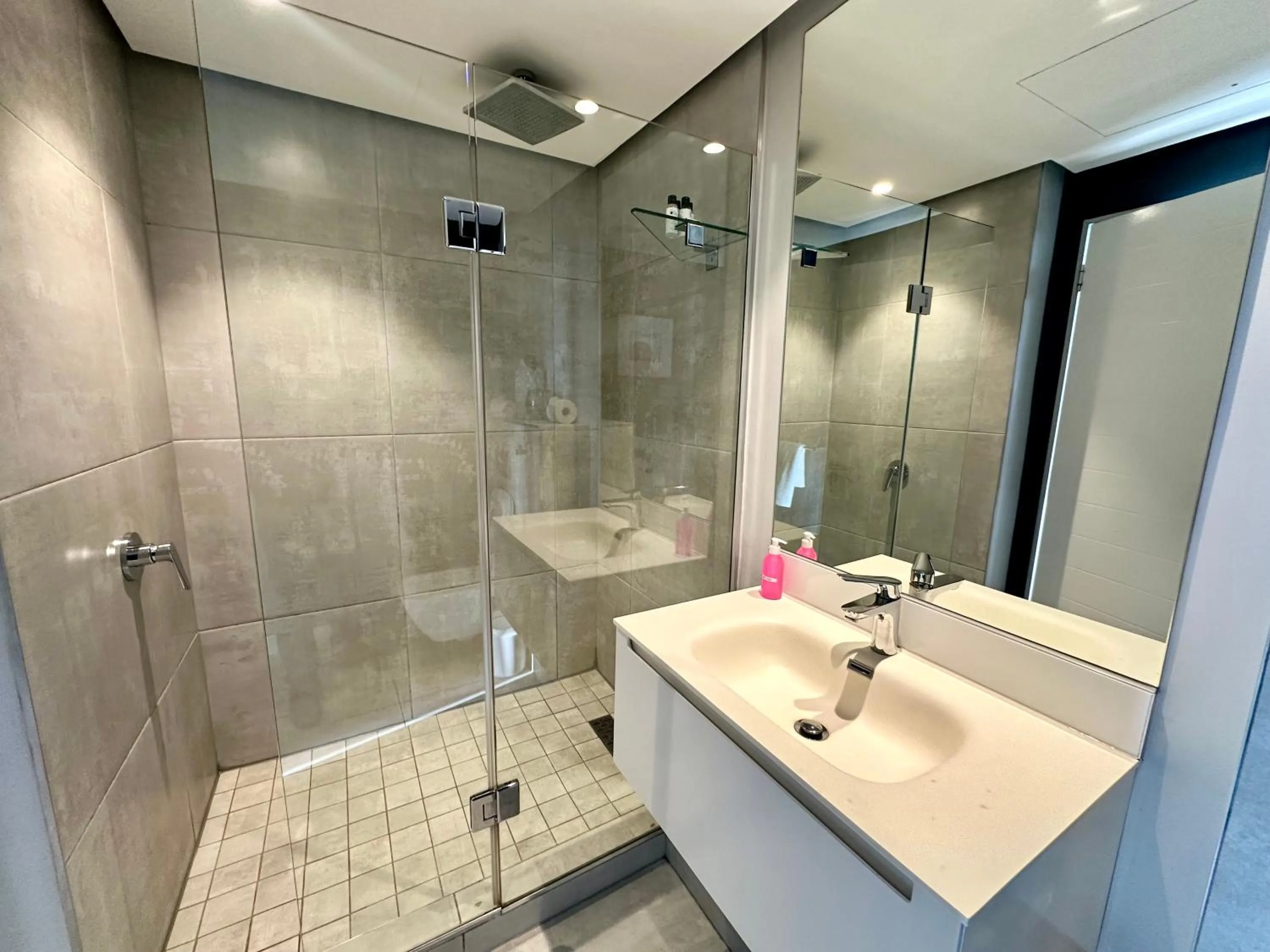 Shower in Urban Elephant 16 On Bree