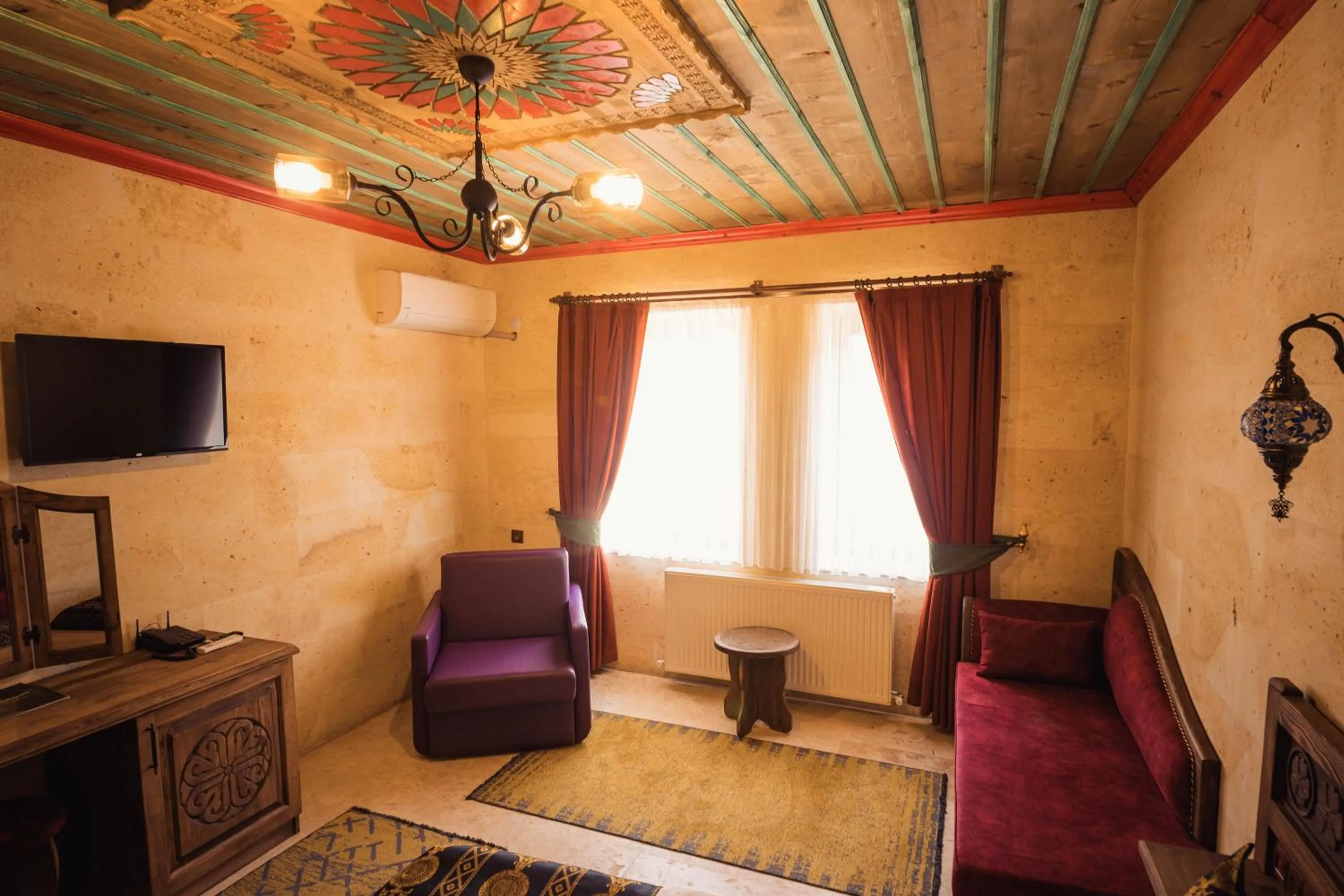 Communal lounge/ TV room in Olivia Cave Hotel